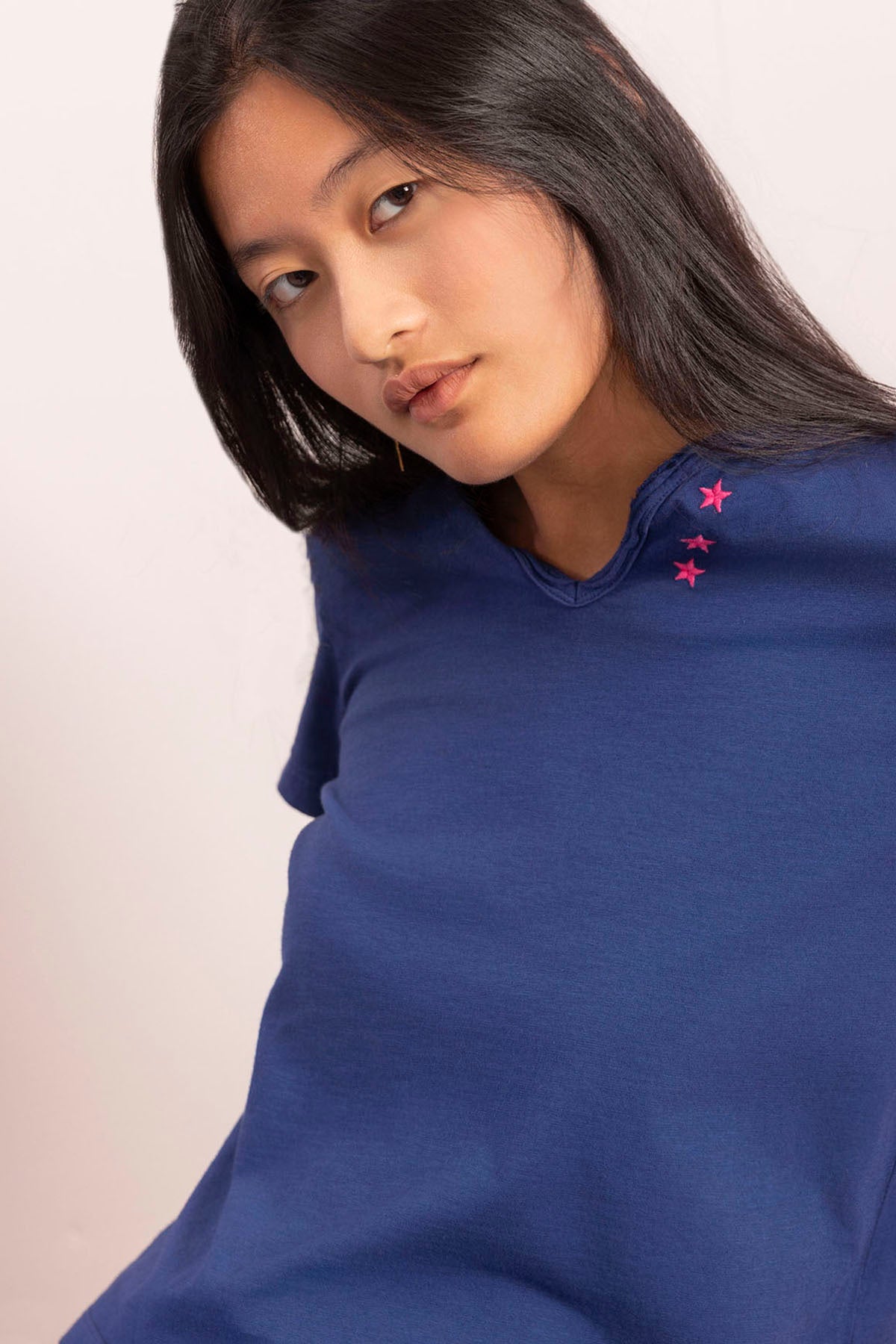T-SHIRT ADOLESCENTE COM BOTÕES DE ESTRELAS E AZUL ELÉTRICO CONTRASTANTE