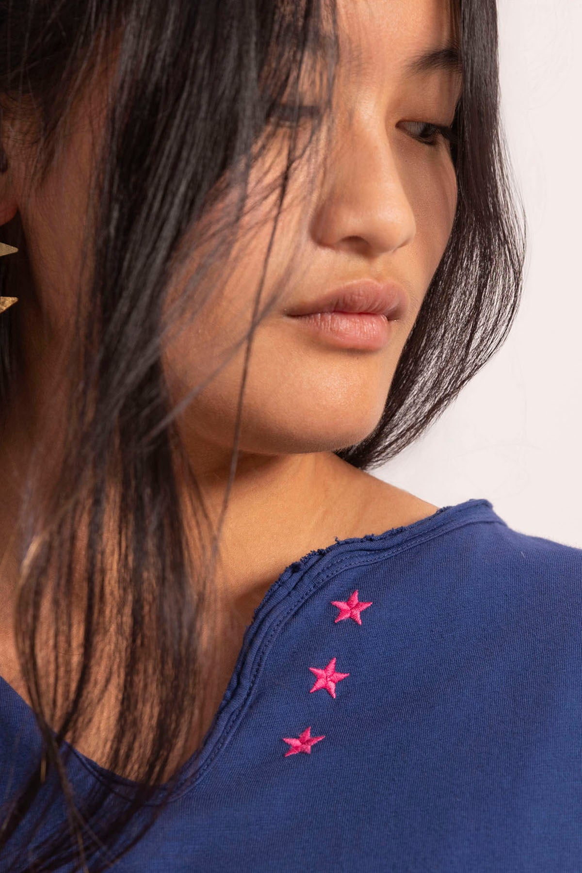 T-SHIRT ADOLESCENTE COM BOTÕES DE ESTRELAS E AZUL ELÉTRICO CONTRASTANTE