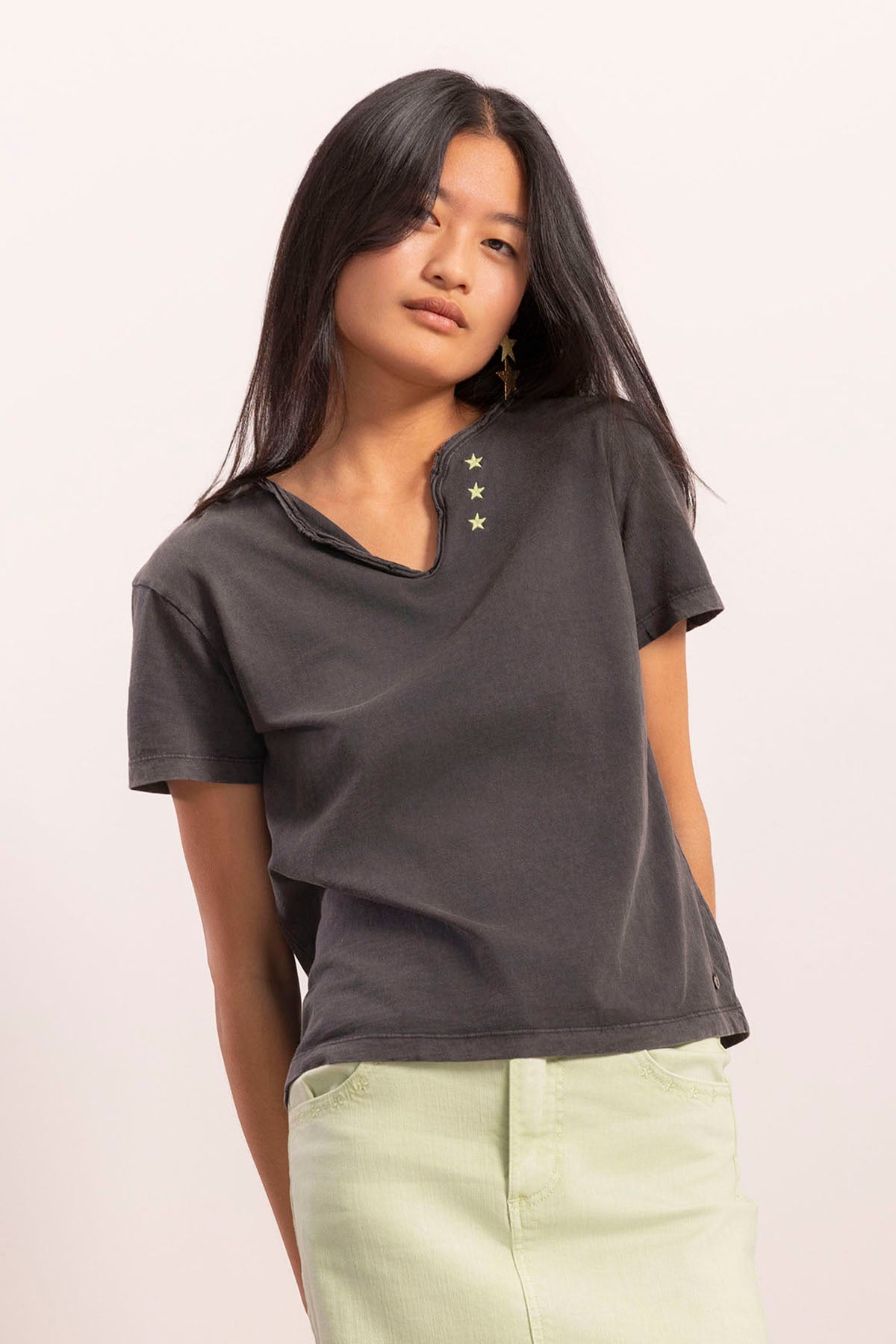 T-shirt adolescente com botões de estrela contrastantes em carvão