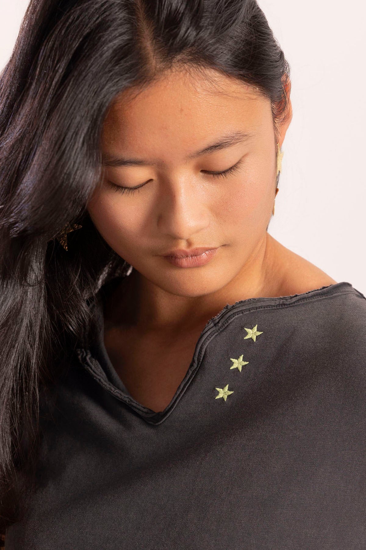 T-shirt adolescente com botões de estrela contrastantes em carvão