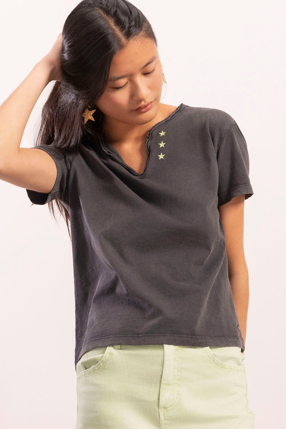 T-shirt adolescente com botões de estrela contrastantes em carvão