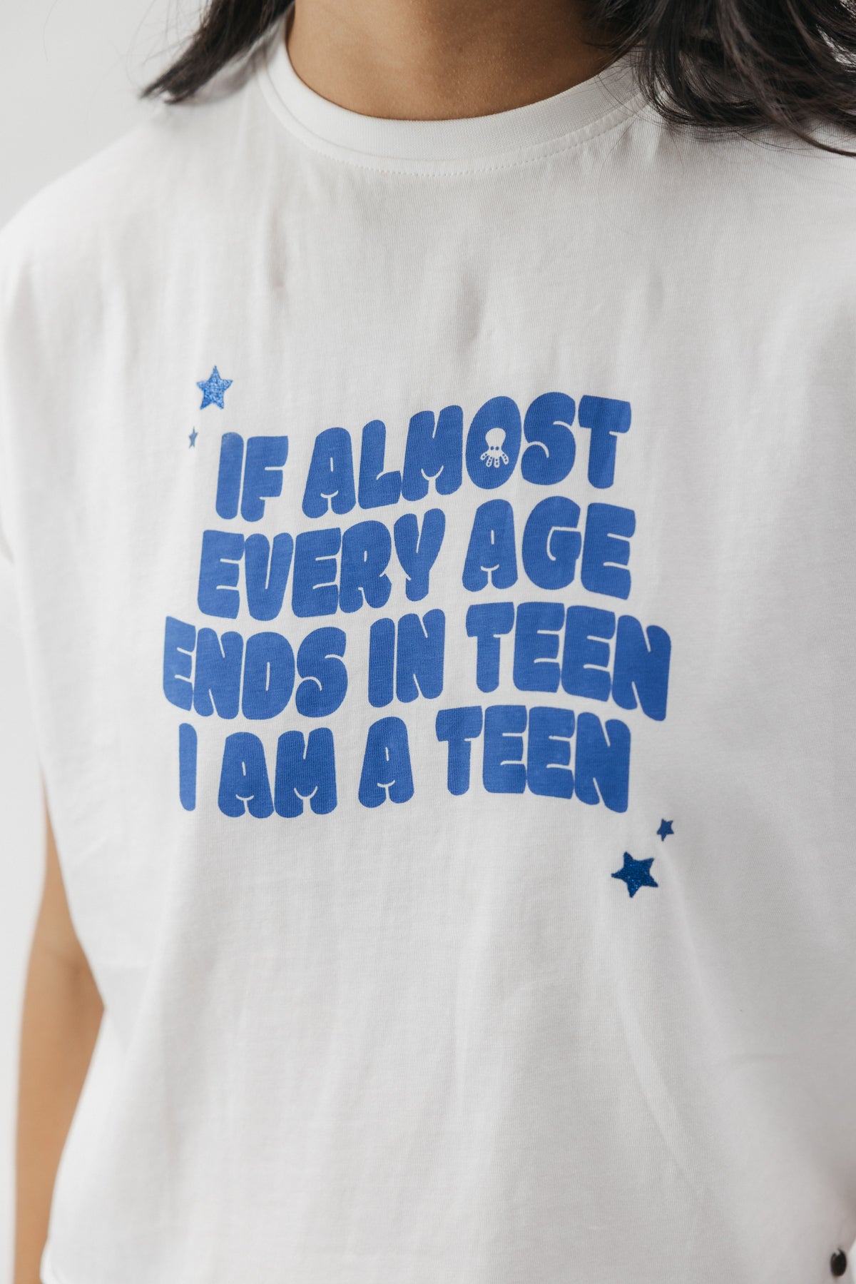CAMISETA TEEN ESTAMPADO MENSAJE BLANCO PURO