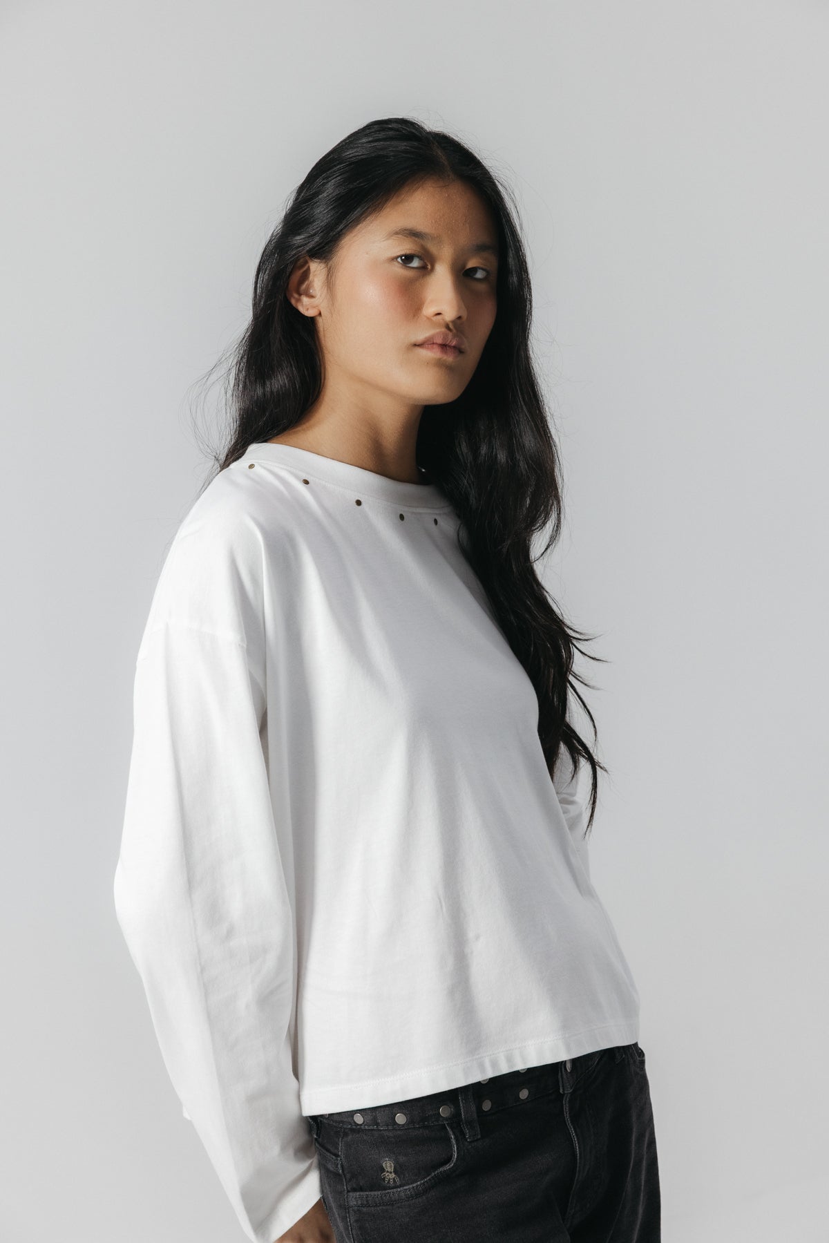 CAMISETA TEEN MANGA LARGA TACHAS BLANCO PURO