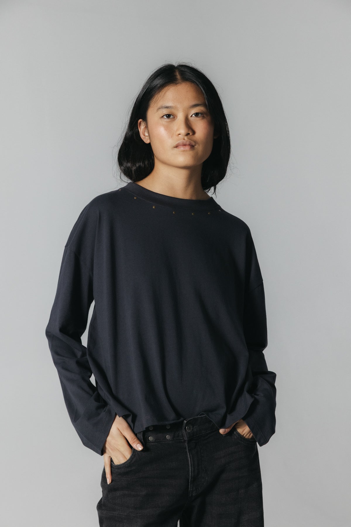 CAMISETA TEEN MANGA LARGA TACHAS ANTRACITA