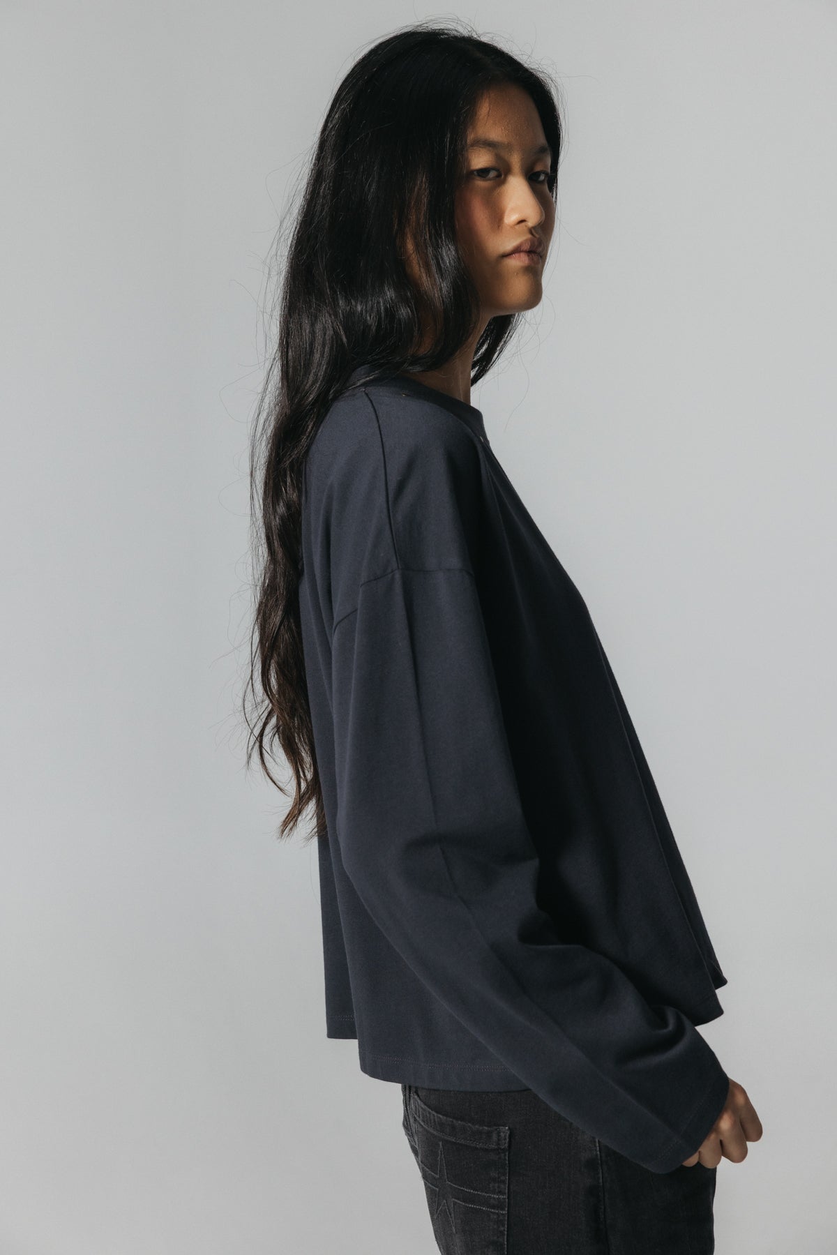 CAMISETA TEEN MANGA LARGA TACHAS ANTRACITA