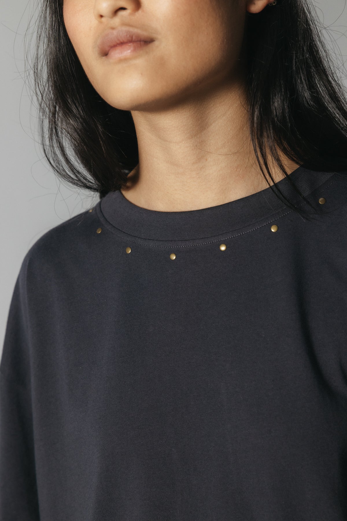 CAMISETA TEEN MANGA LARGA TACHAS ANTRACITA