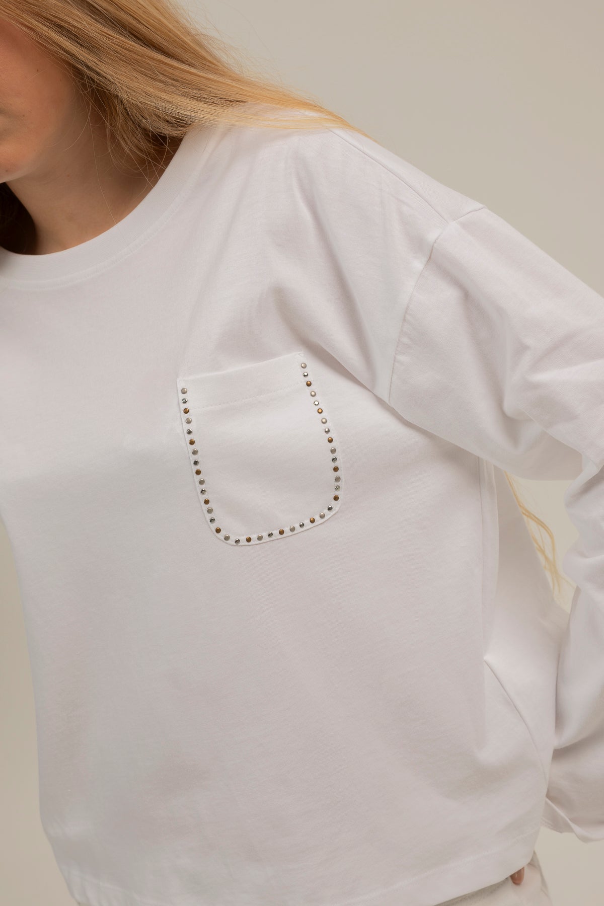 Camiseta teen bolsillo tachas blanco puro