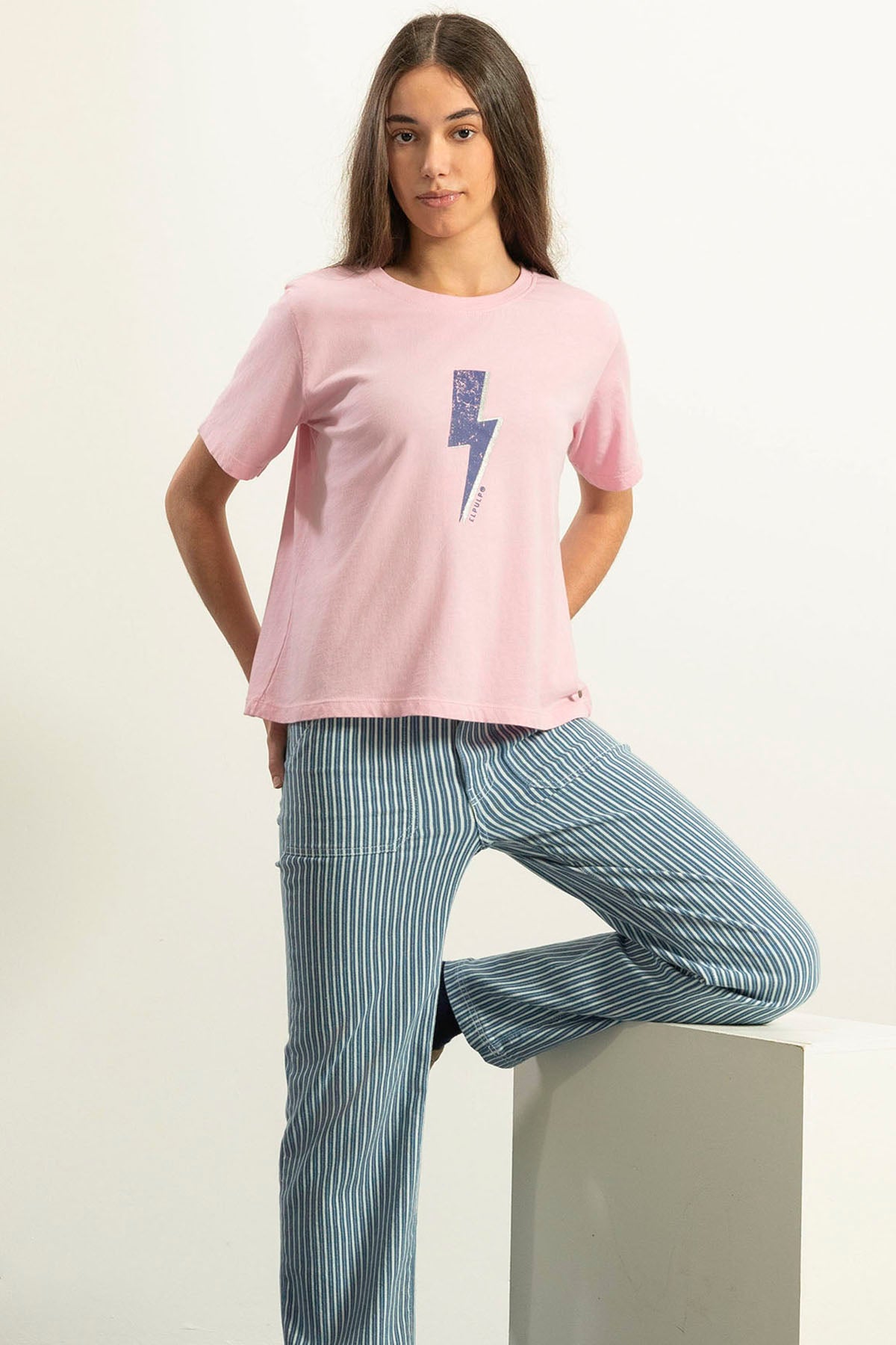 T-SHIRT ADOLESCENTE ROSA CLARO COM LAVAGEM RELÂMPAGO