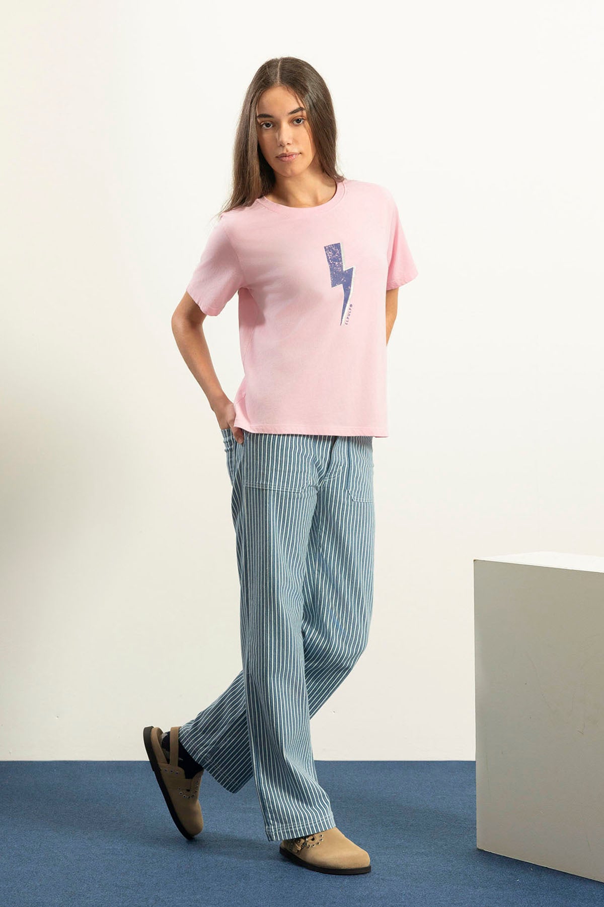 T-SHIRT ADOLESCENTE ROSA CLARO COM LAVAGEM RELÂMPAGO
