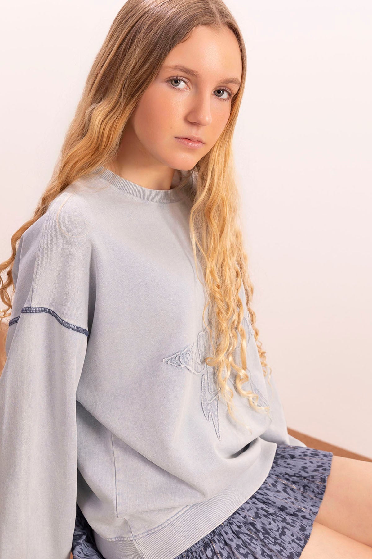 TEEN DISTRESSED STAR SWEATSHIRT PEARL GREY