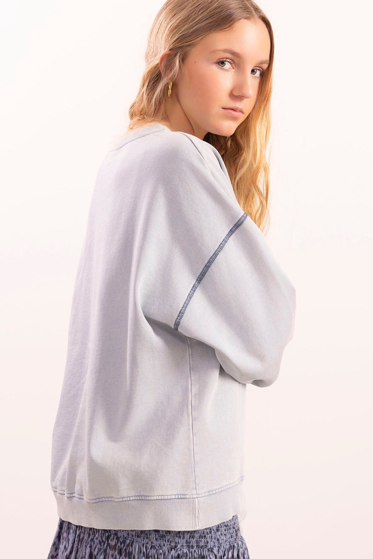 TEEN DISTRESSED STAR SWEATSHIRT PEARL GREY