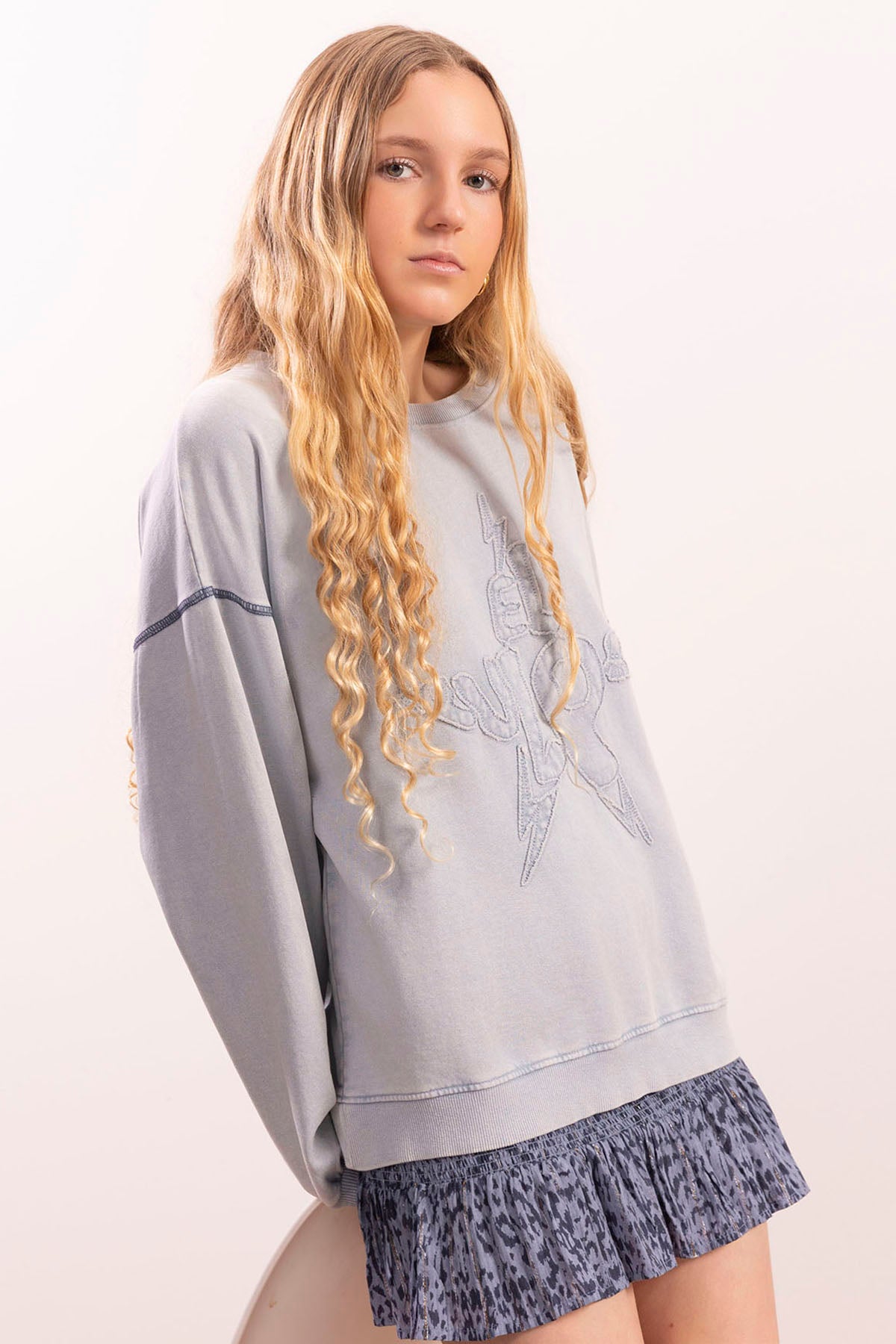 TEEN DISTRESSED STAR SWEATSHIRT PEARL GREY