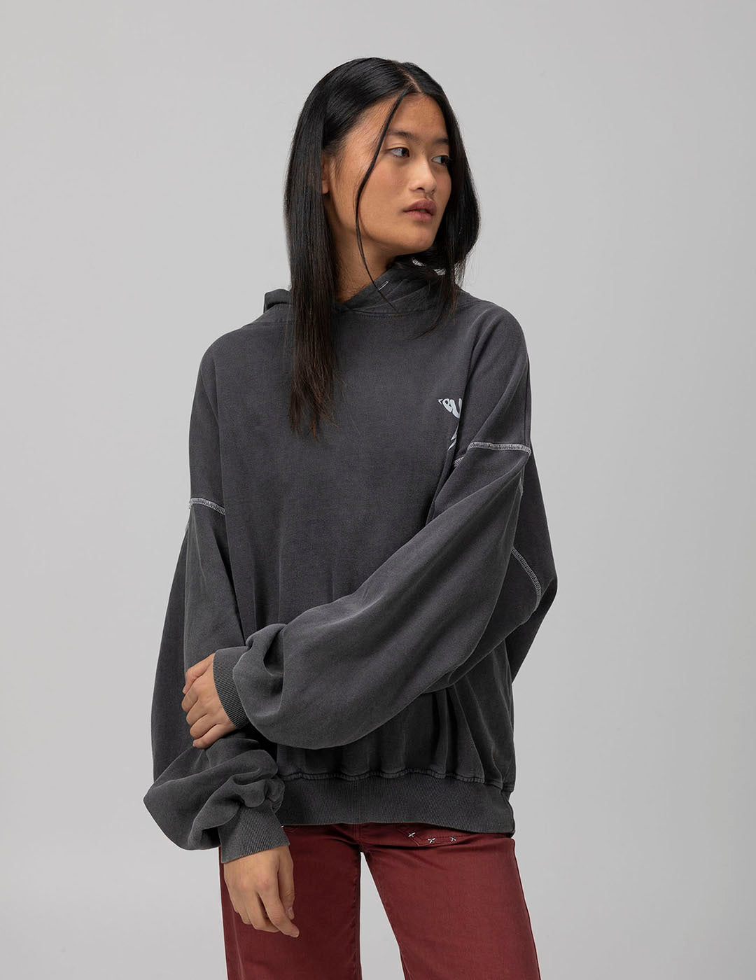 SUDADERA CAPUCHA TEEN BÁSICA LOGO NEGRO DELAVÉ