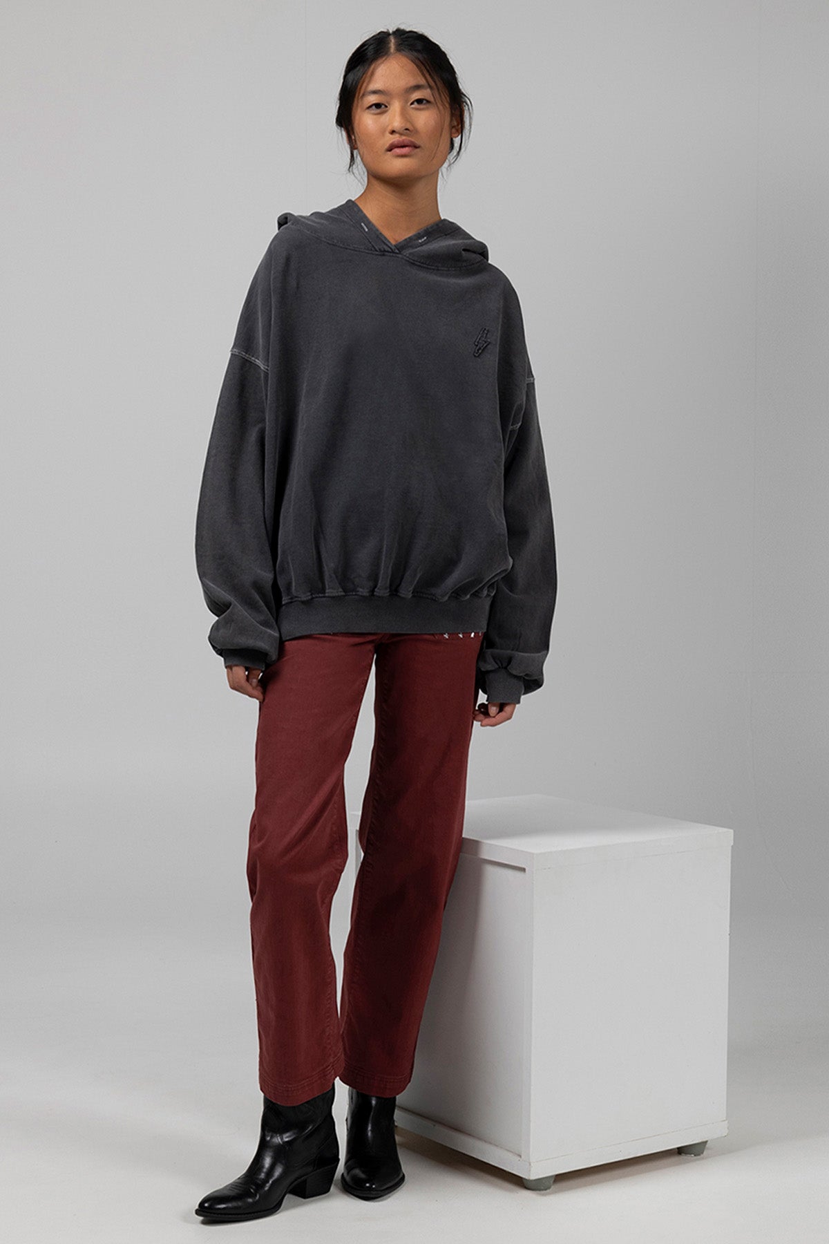 SUDADERA CAPUCHA TEEN ESTRELLA DESGASTADA NEGRO DELAVÉ