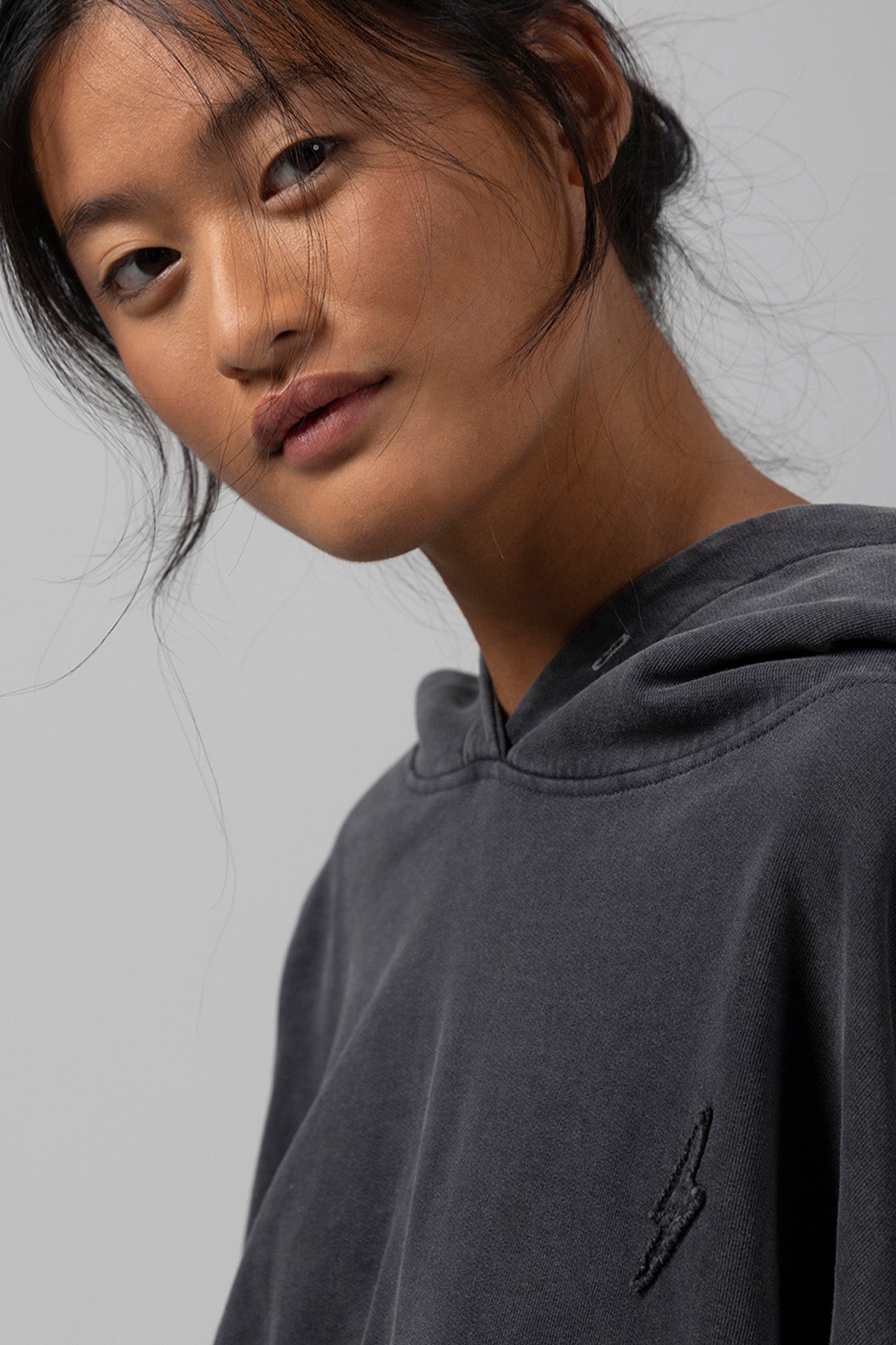 SUDADERA CAPUCHA TEEN ESTRELLA DESGASTADA NEGRO DELAVÉ
