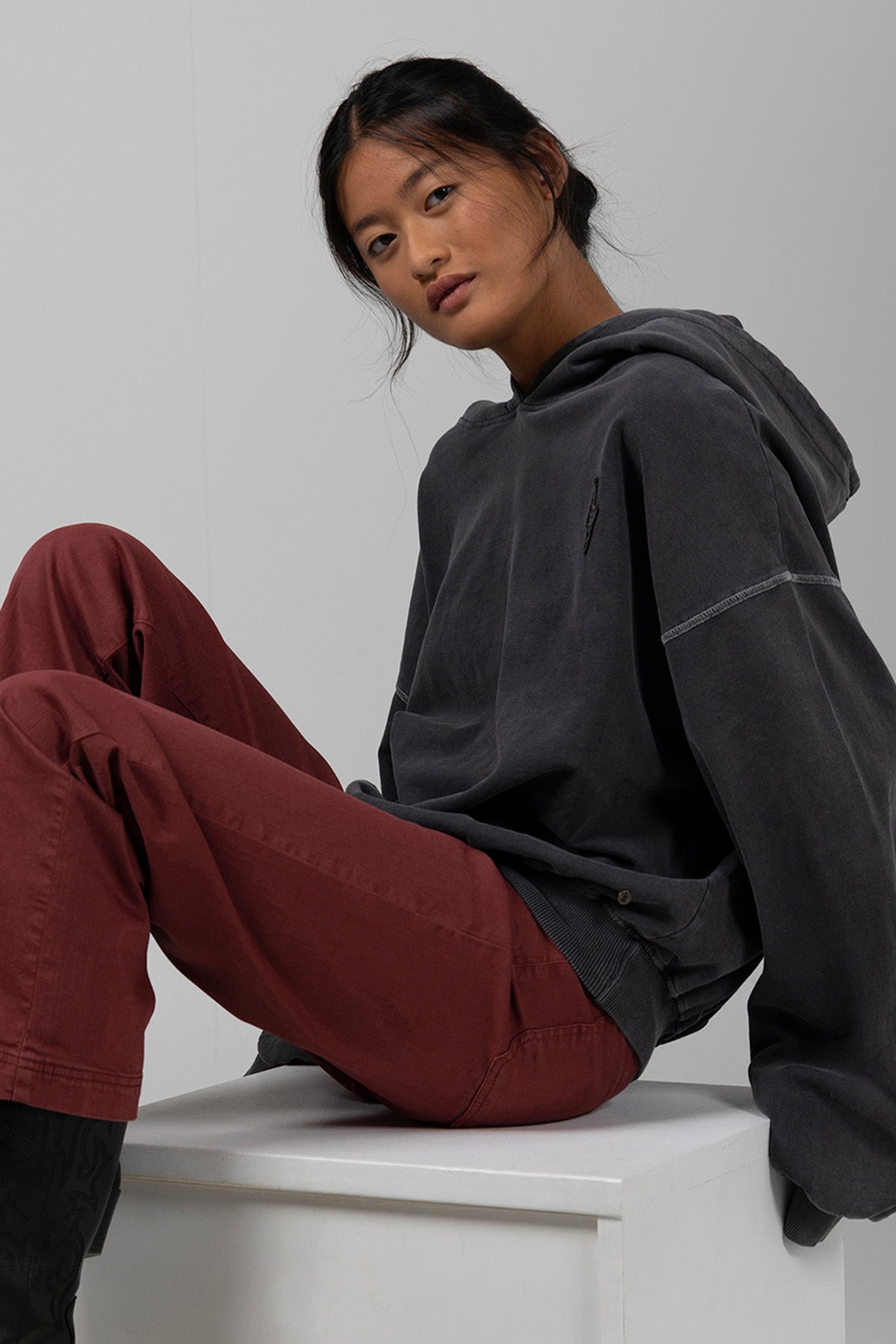 SUDADERA CAPUCHA TEEN ESTRELLA DESGASTADA NEGRO DELAVÉ