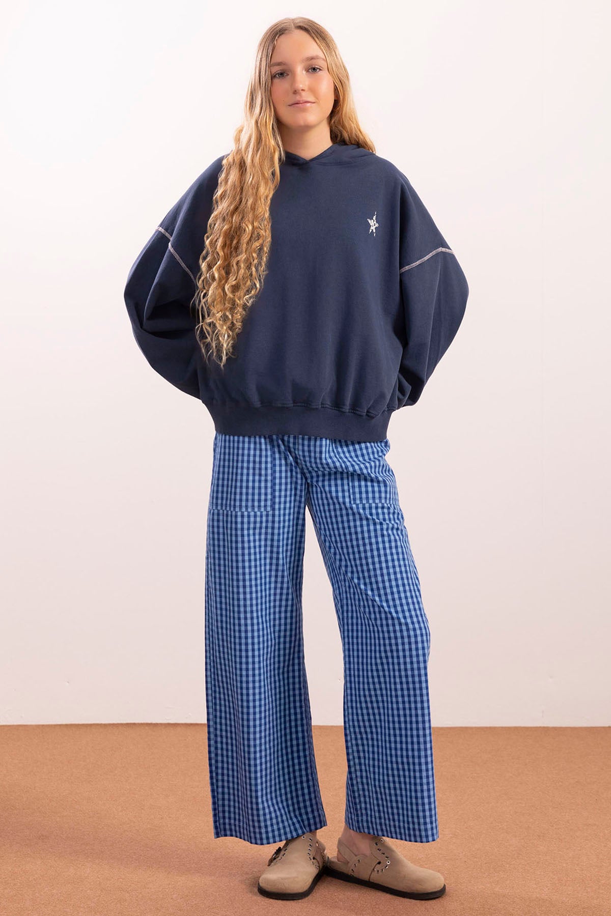 SUDADERA TEEN CON CAPUCHA LAVADA SEA YOU SOON AZUL MARINO DELAVÉ