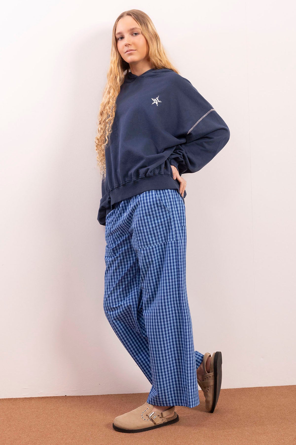 SUDADERA TEEN CON CAPUCHA LAVADA SEA YOU SOON AZUL MARINO DELAVÉ