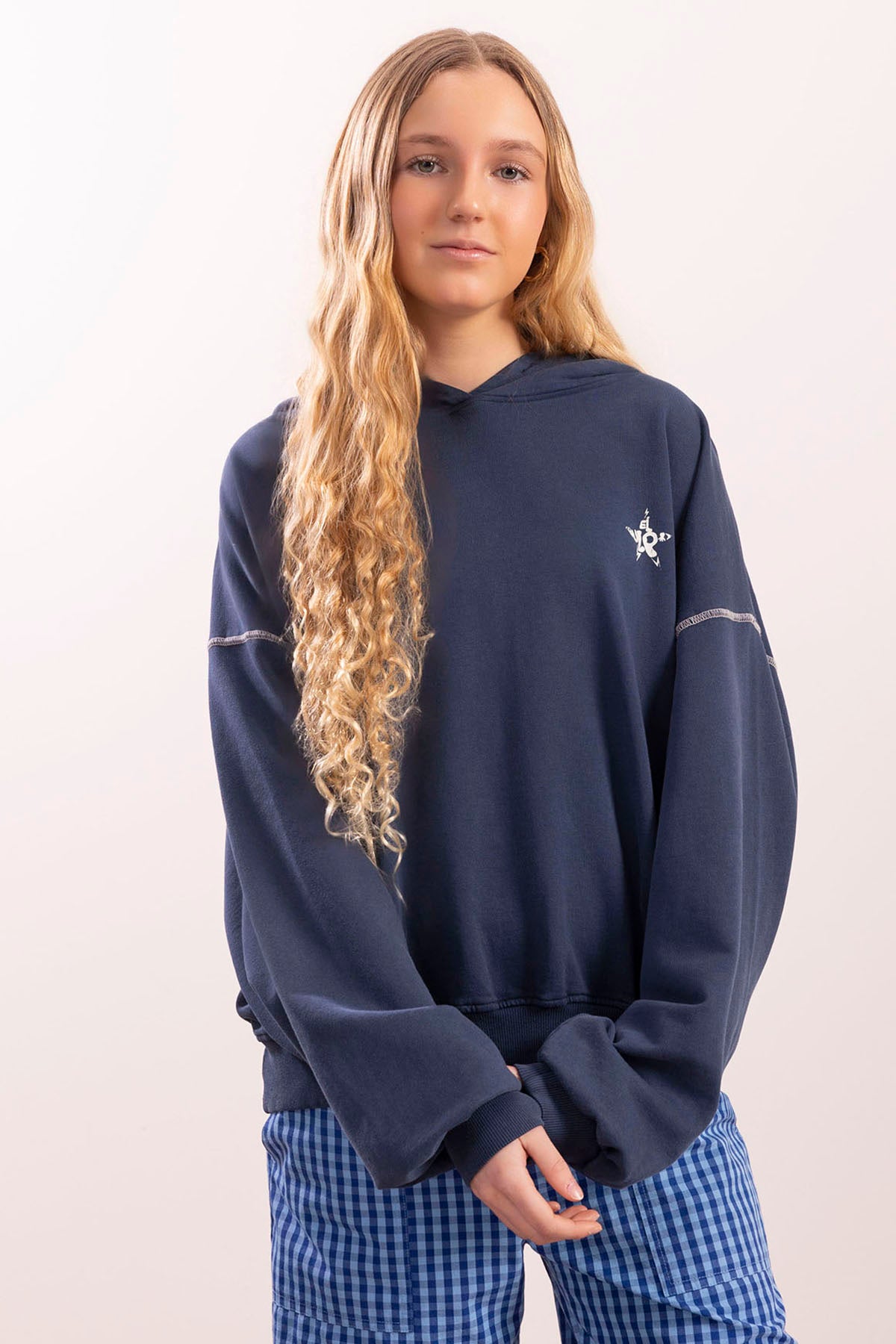 SUDADERA TEEN CON CAPUCHA LAVADA SEA YOU SOON AZUL MARINO DELAVÉ