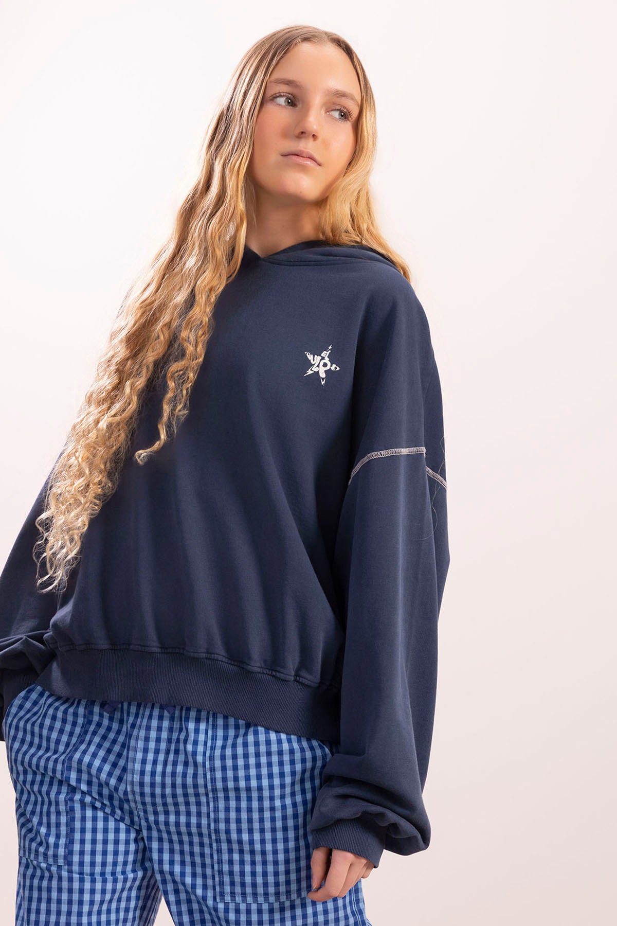 SUDADERA TEEN CON CAPUCHA LAVADA SEA YOU SOON AZUL MARINO DELAVÉ