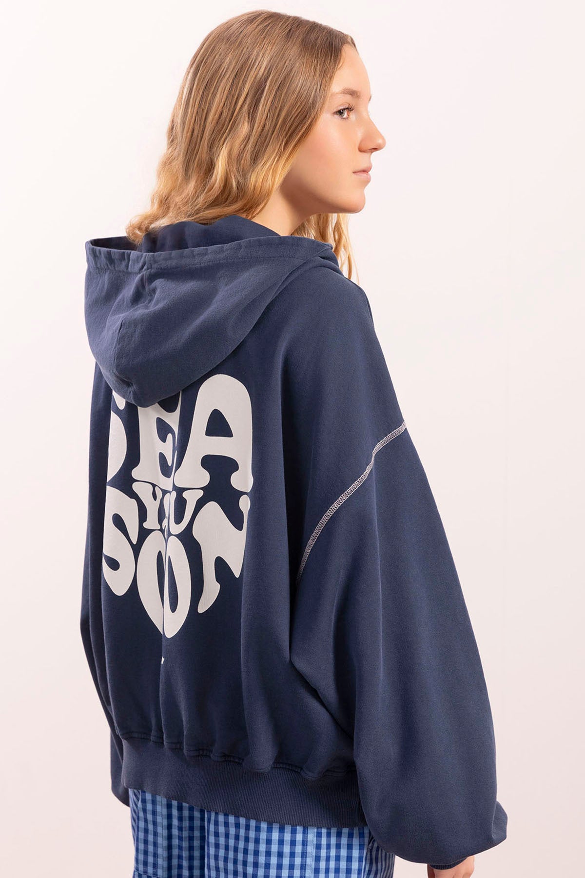 SUDADERA TEEN CON CAPUCHA LAVADA SEA YOU SOON AZUL MARINO DELAVÉ