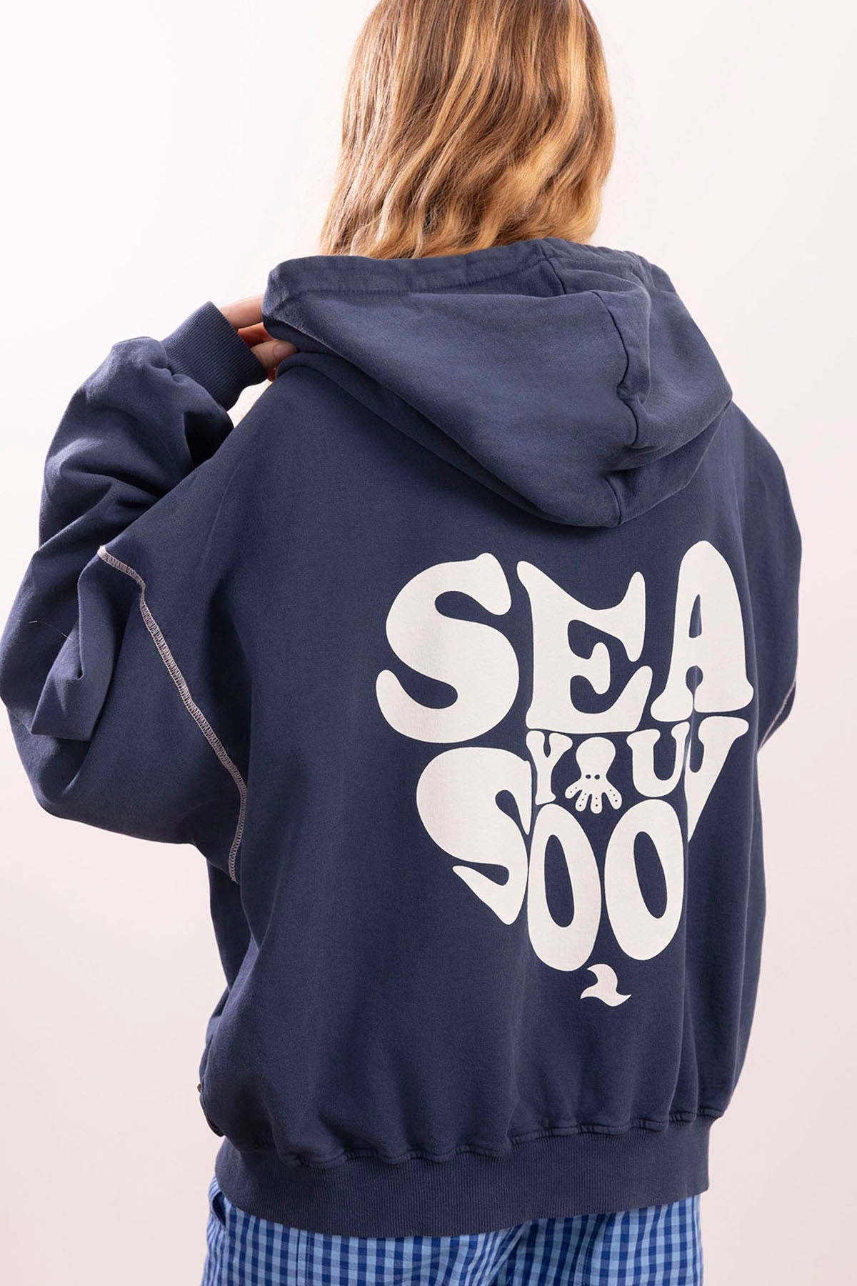 SUDADERA TEEN CON CAPUCHA LAVADA SEA YOU SOON AZUL MARINO DELAVÉ