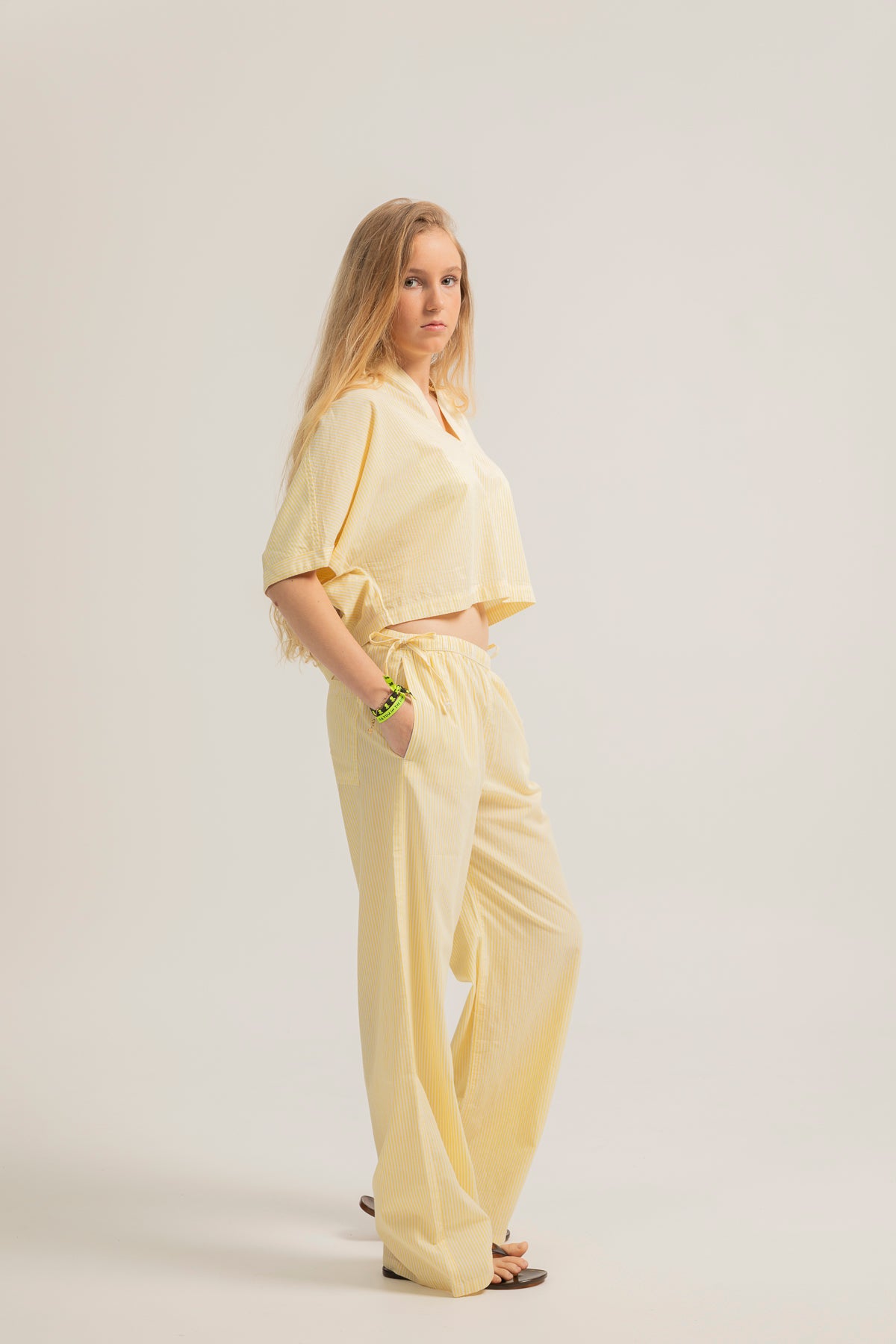 Pantalón teen fluido rayas detalle lazos amarillo claro