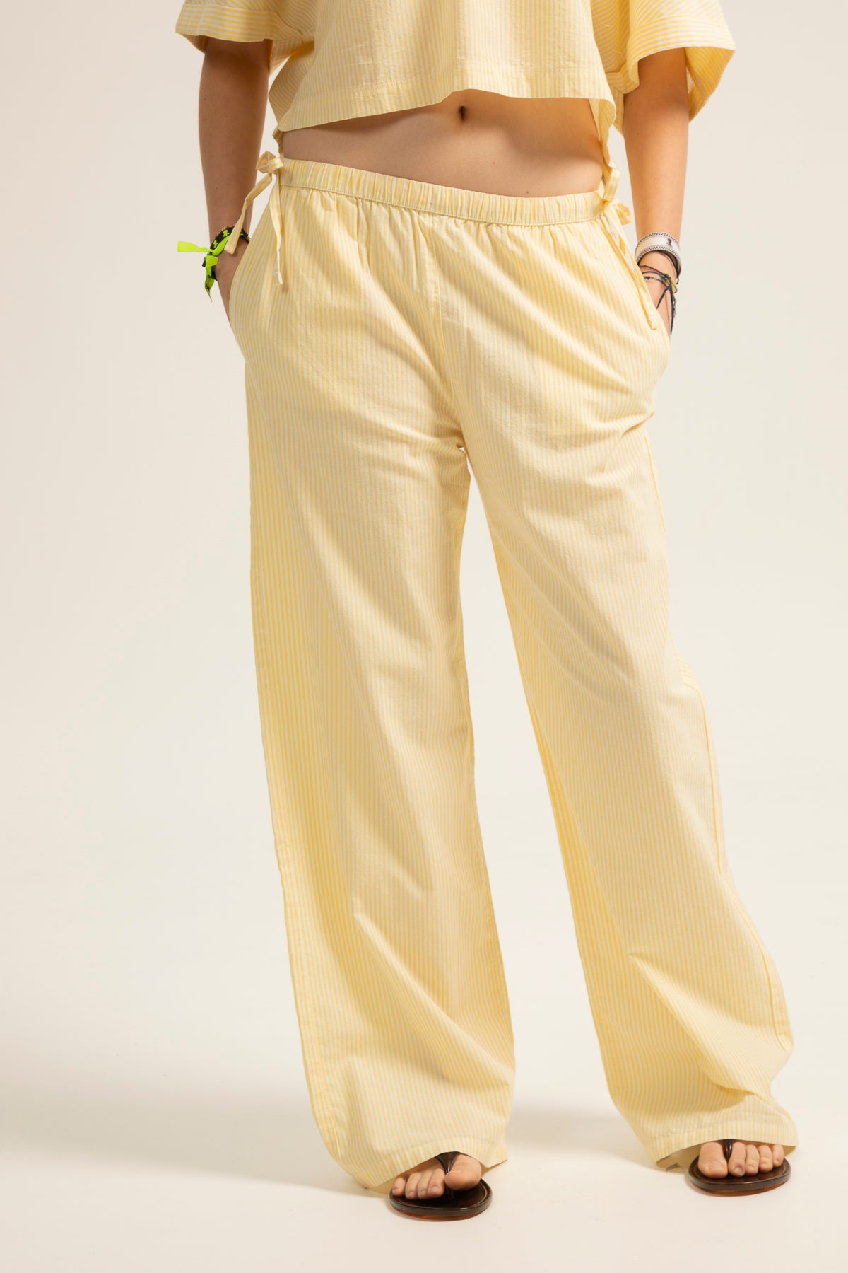Pantalón teen fluido rayas detalle lazos amarillo claro