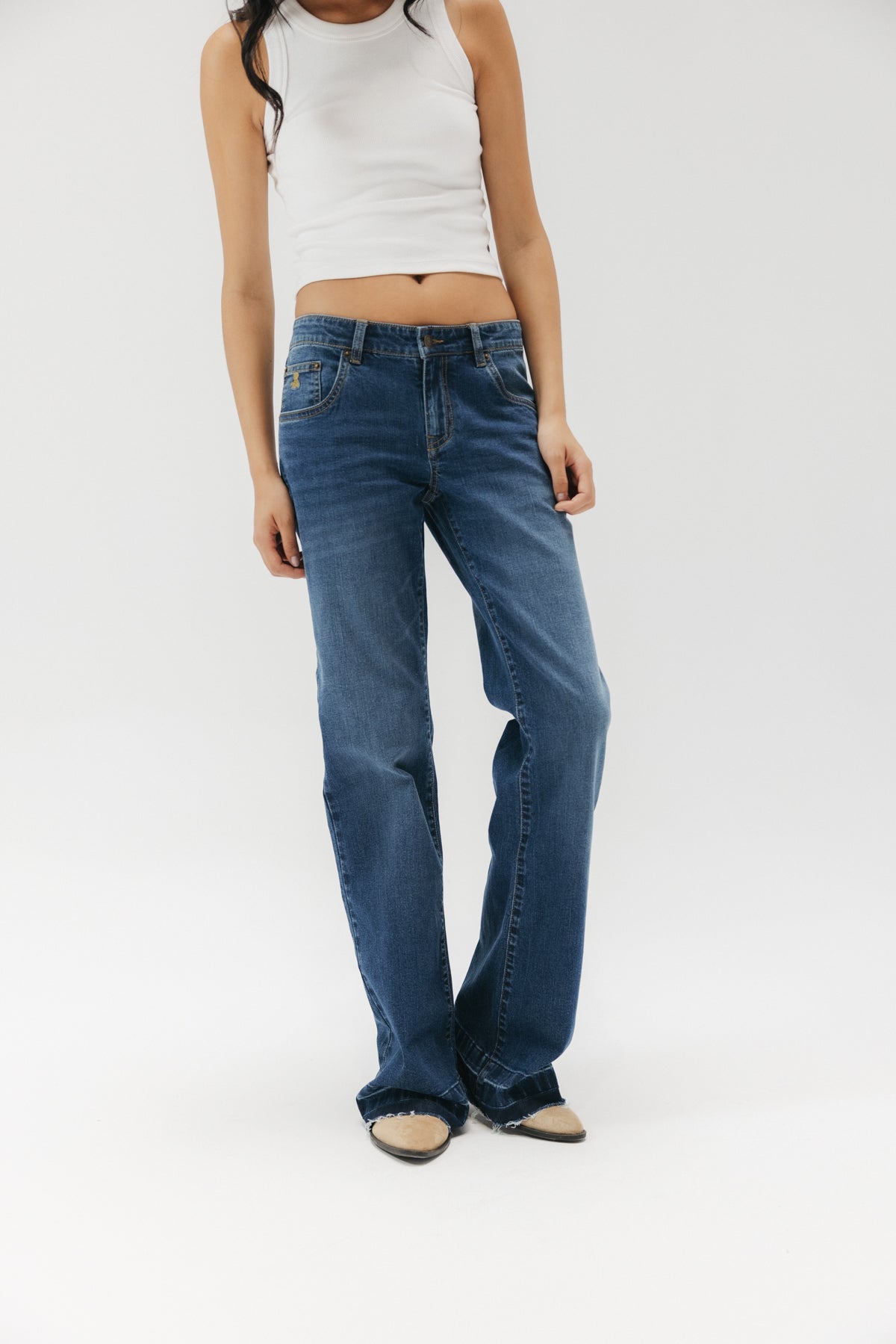 PANTALÓN TEEN DENIM DESFLECADO AZUL MEDIO DELAVÉ