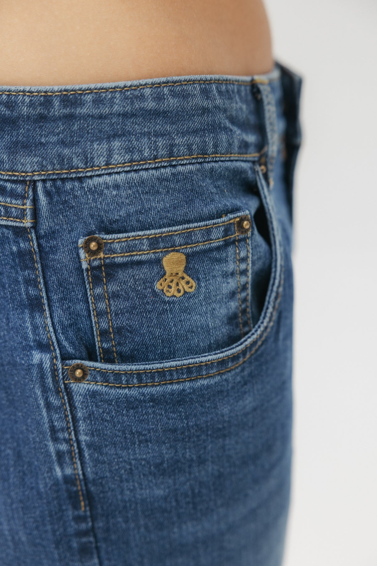 PANTALÓN TEEN DENIM DESFLECADO AZUL MEDIO DELAVÉ