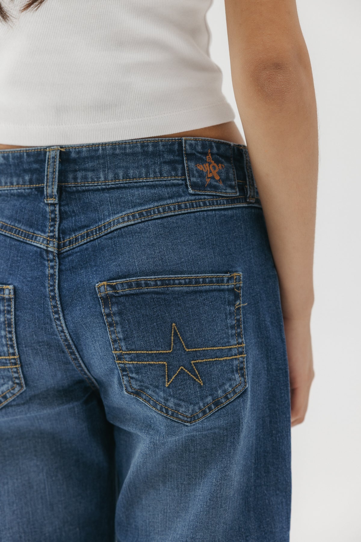 PANTALÓN TEEN DENIM DESFLECADO AZUL MEDIO DELAVÉ