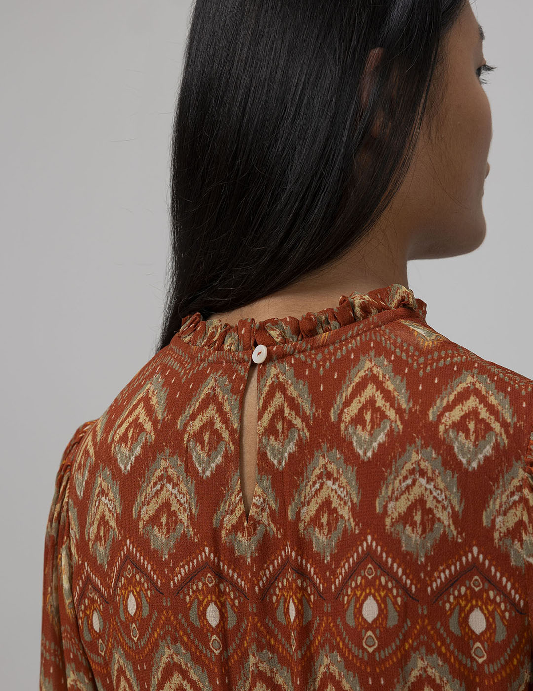 VESTIDO CURTO TEEN COM ESTAMPA ÉTNICA EM AZULEJO