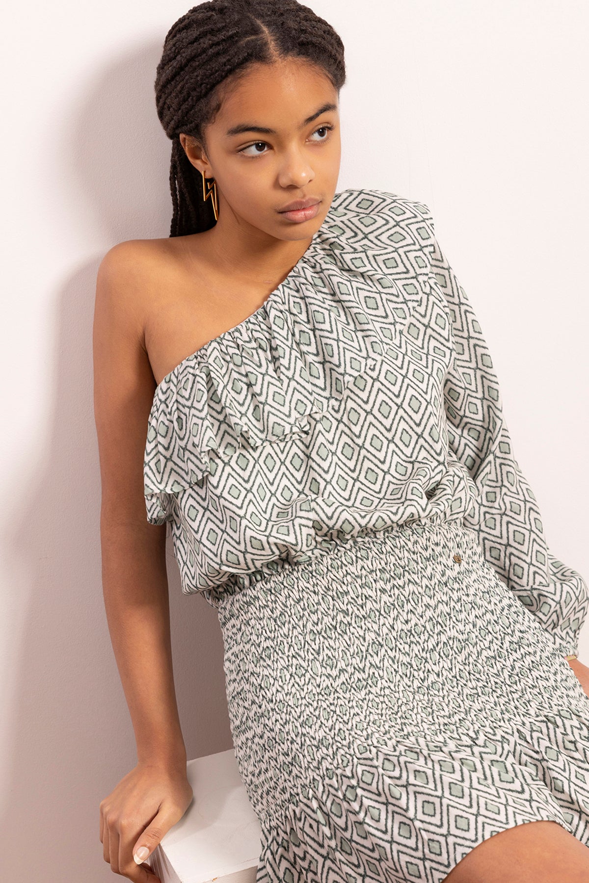 SHORT TEEN DRESS WITH ASYMMETRIC SLEEVES AND DIAMONDS PRINT IN GREEN BLUE
