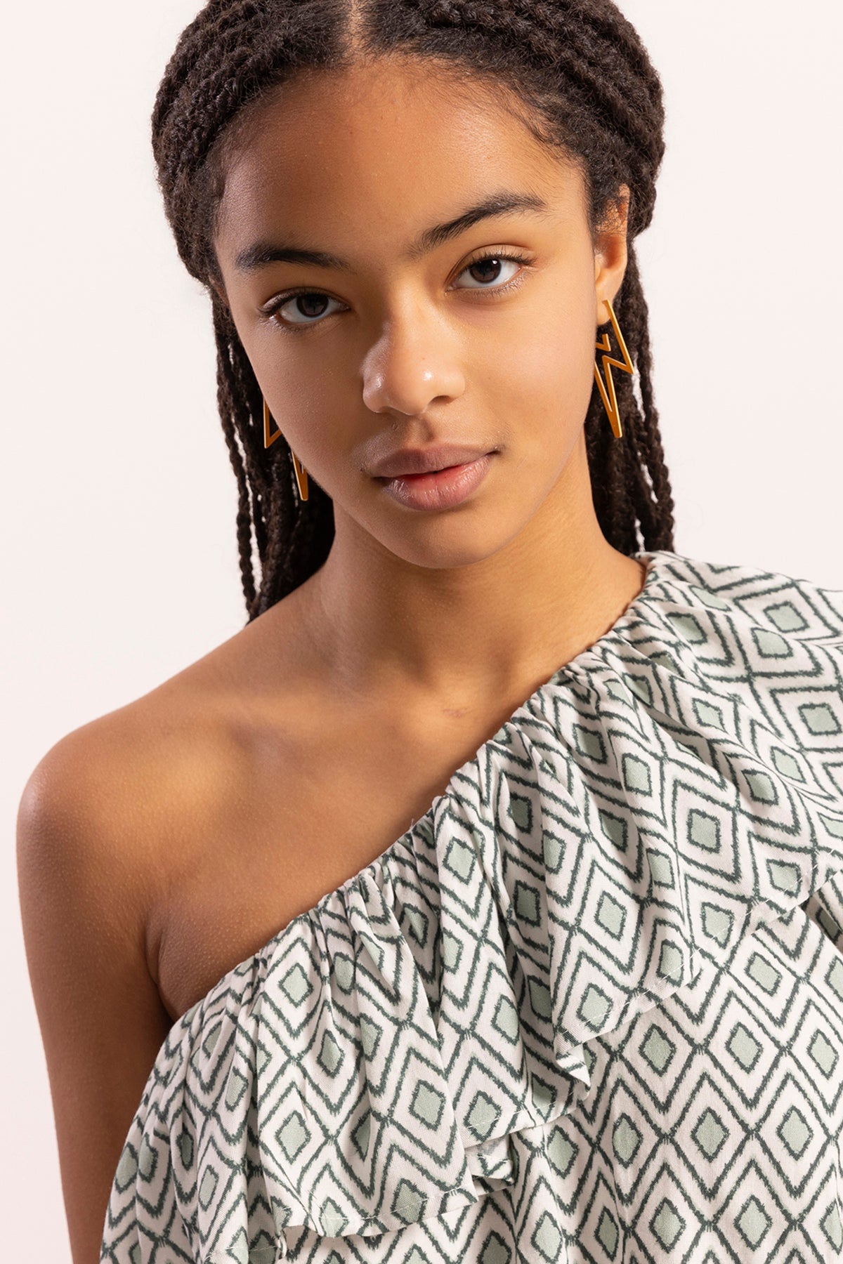 SHORT TEEN DRESS WITH ASYMMETRIC SLEEVES AND DIAMONDS PRINT IN GREEN BLUE