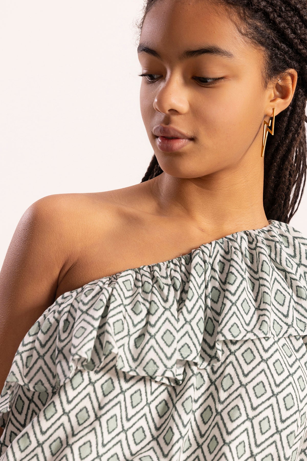 SHORT TEEN DRESS WITH ASYMMETRIC SLEEVES AND DIAMONDS PRINT IN GREEN BLUE