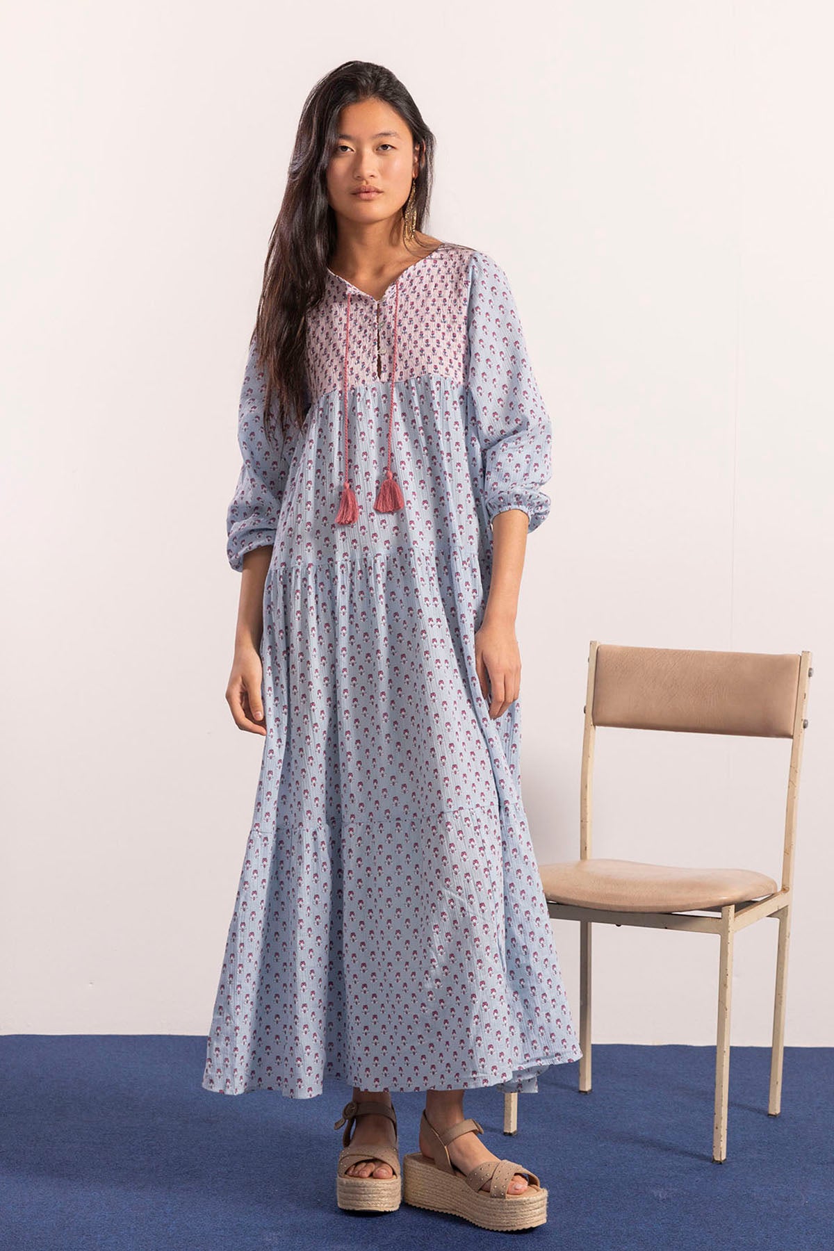 VESTIDO TEEN LARGO ESTAMPADO FLOR DE LOTO CONTRASTE AZUL BEBÉ