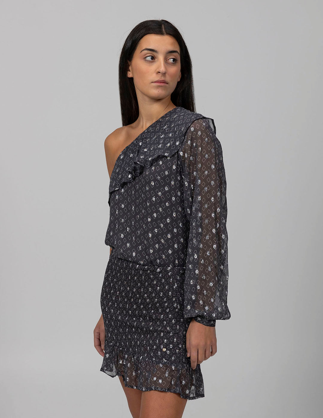 BLUSA TEEN ASIMÉTRICA ESTAMPADO ROMBOS LUREX GRIS PERLA