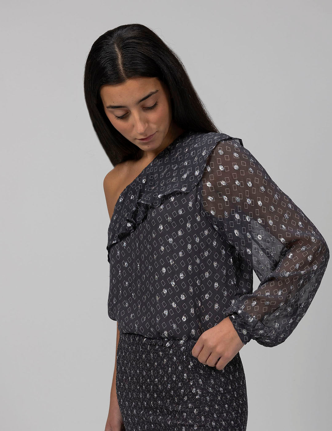 BLUSA TEEN ASIMÉTRICA ESTAMPADO ROMBOS LUREX GRIS PERLA