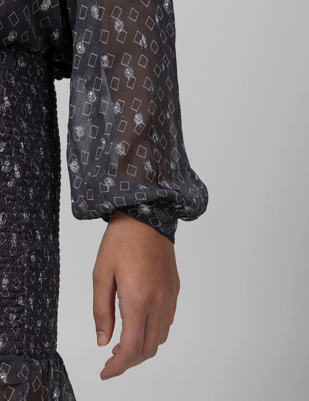 BLUSA TEEN ASIMÉTRICA ESTAMPADO ROMBOS LUREX GRIS PERLA