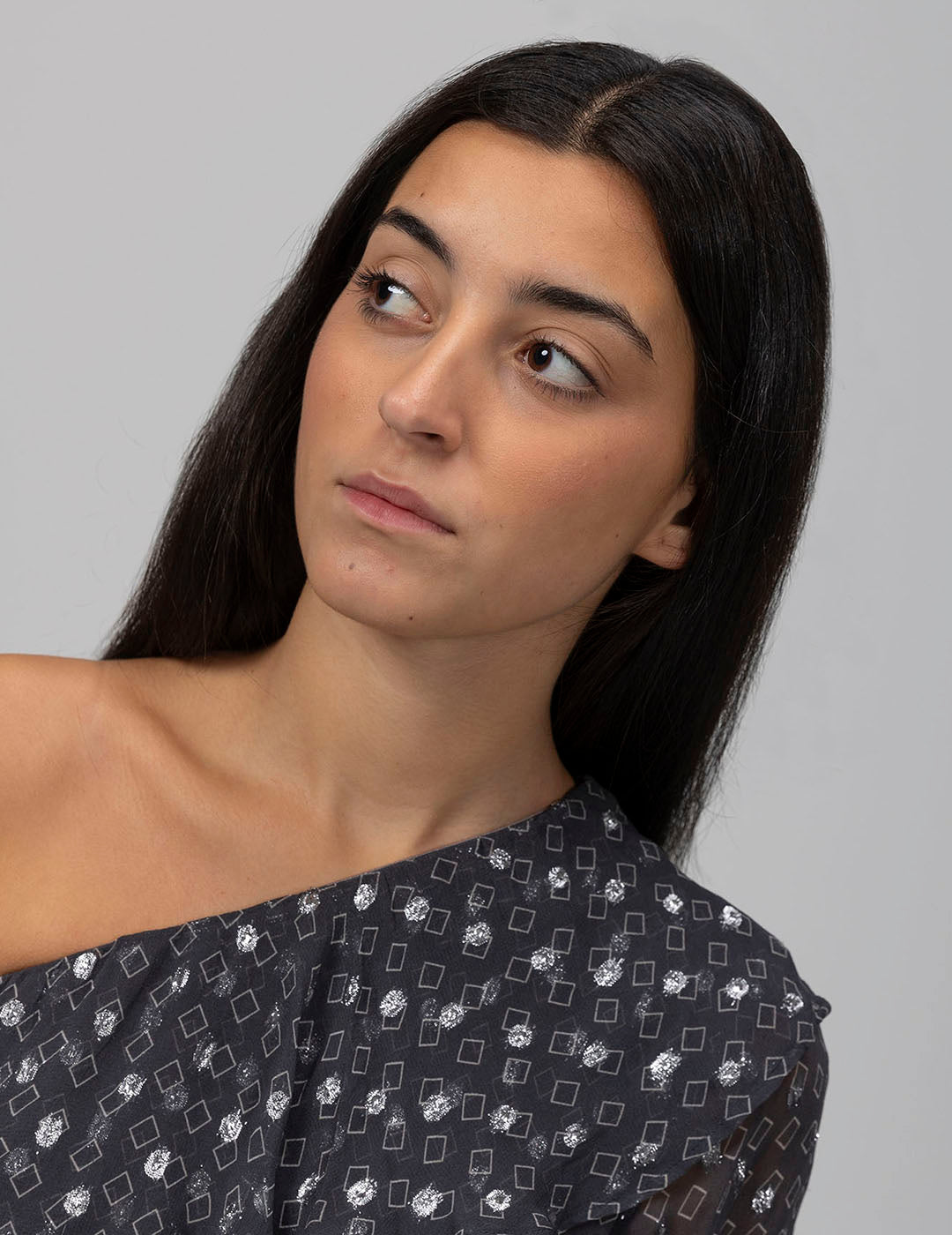 BLUSA TEEN ASIMÉTRICA ESTAMPADO ROMBOS LUREX GRIS PERLA