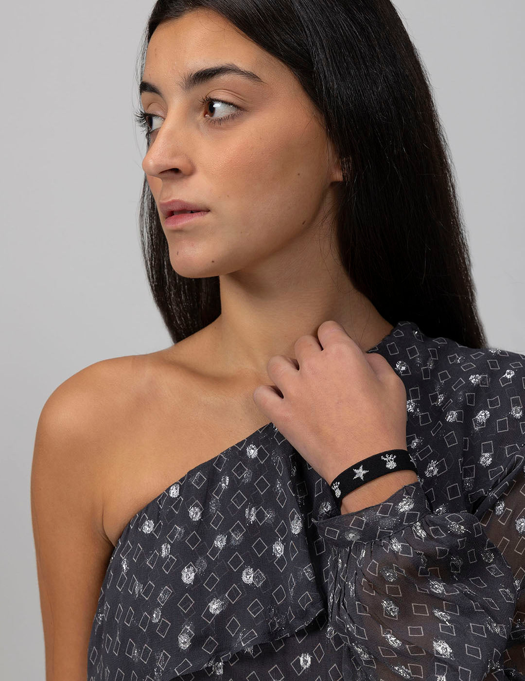 BLUSA TEEN ASIMÉTRICA ESTAMPADO ROMBOS LUREX GRIS PERLA