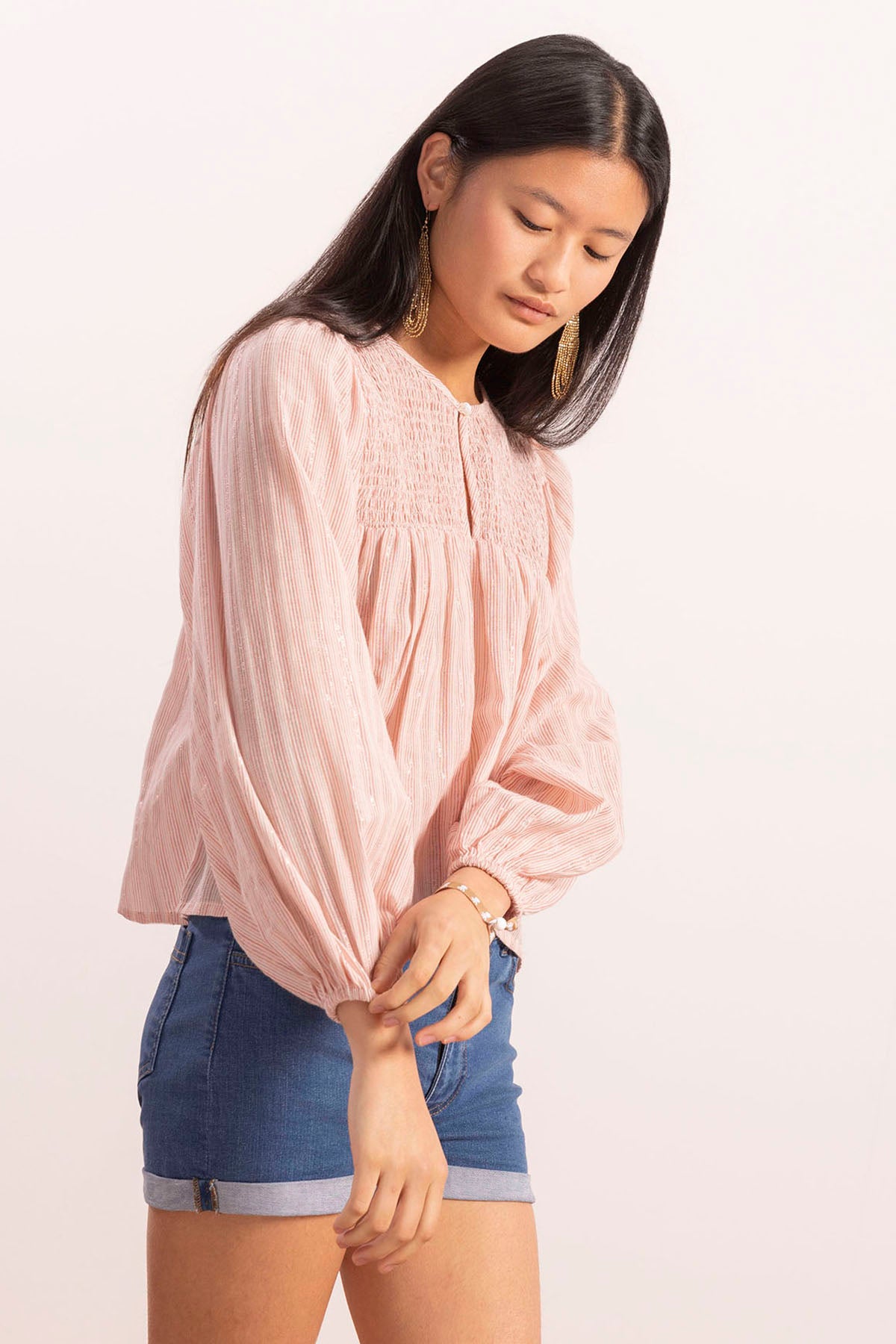 Blusa adolescente com decote em V, bainha elástica, mangas abalonadas e riscas rosa claro