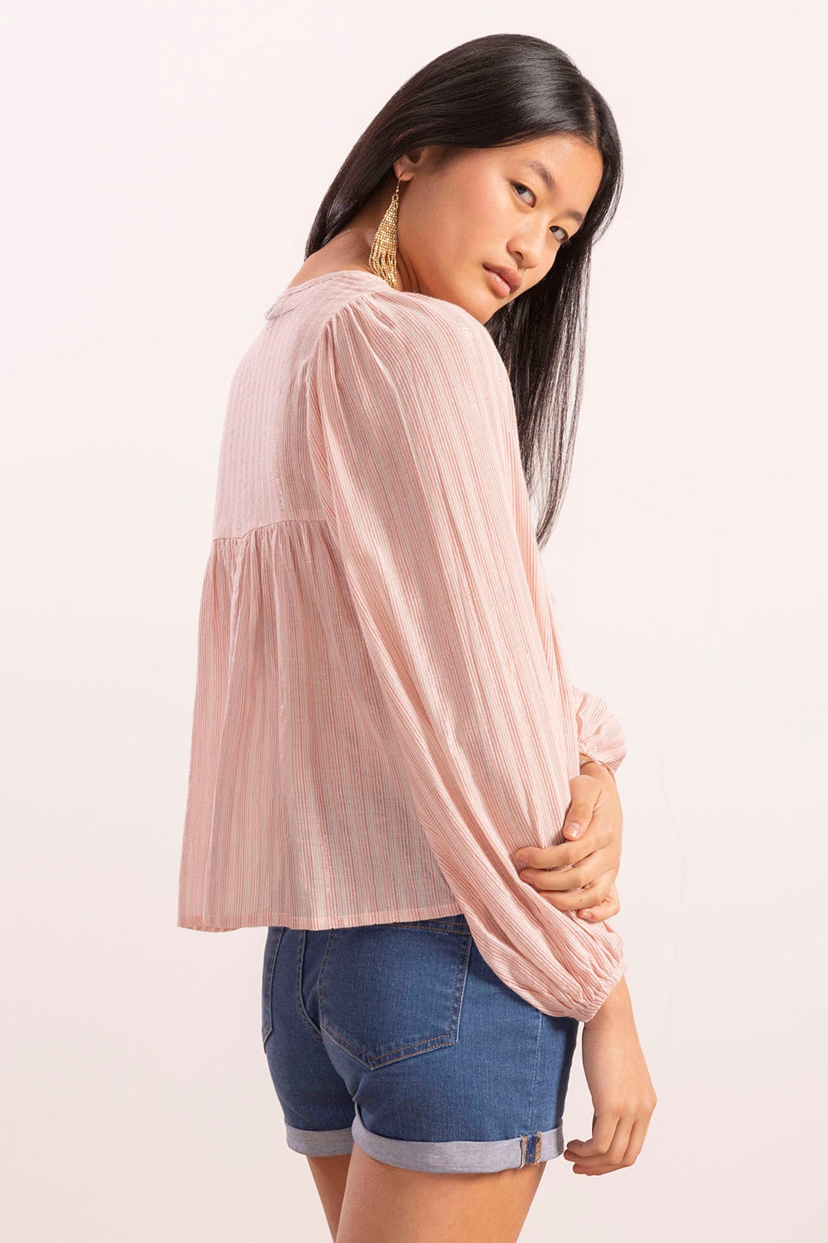 Blusa adolescente com decote em V, bainha elástica, mangas abalonadas e riscas rosa claro