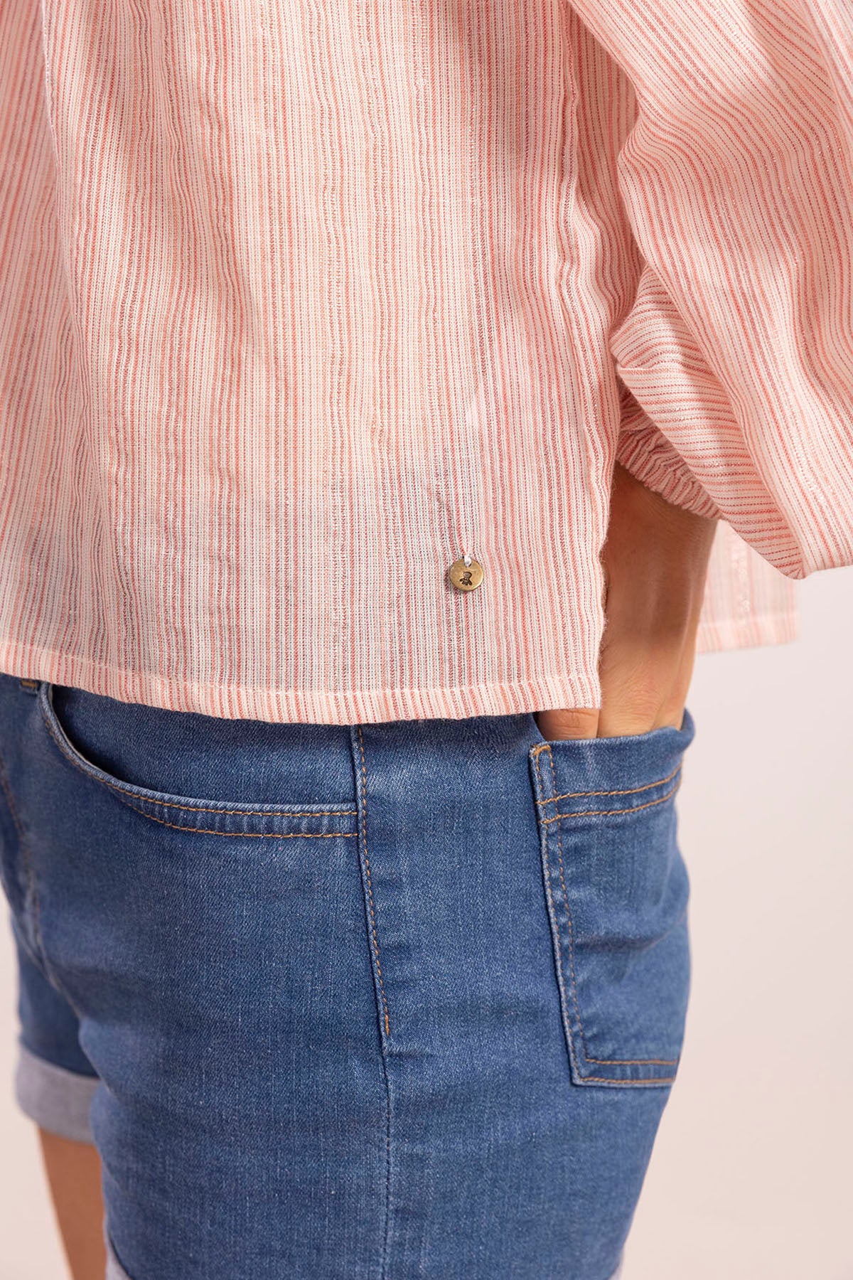 Blusa adolescente com decote em V, bainha elástica, mangas abalonadas e riscas rosa claro