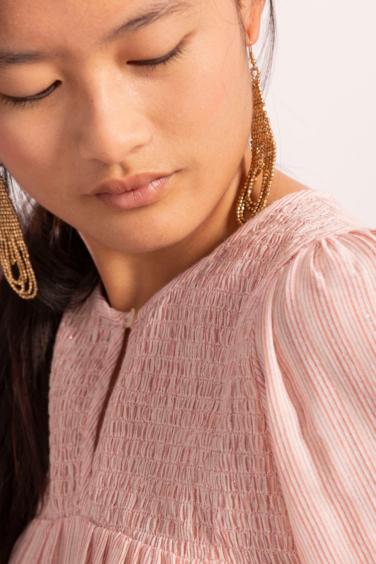 Blusa adolescente com decote em V, bainha elástica, mangas abalonadas e riscas rosa claro