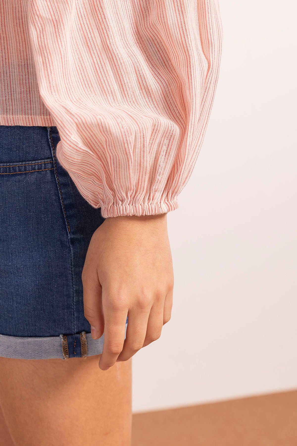 Blusa adolescente com decote em V, bainha elástica, mangas abalonadas e riscas rosa claro