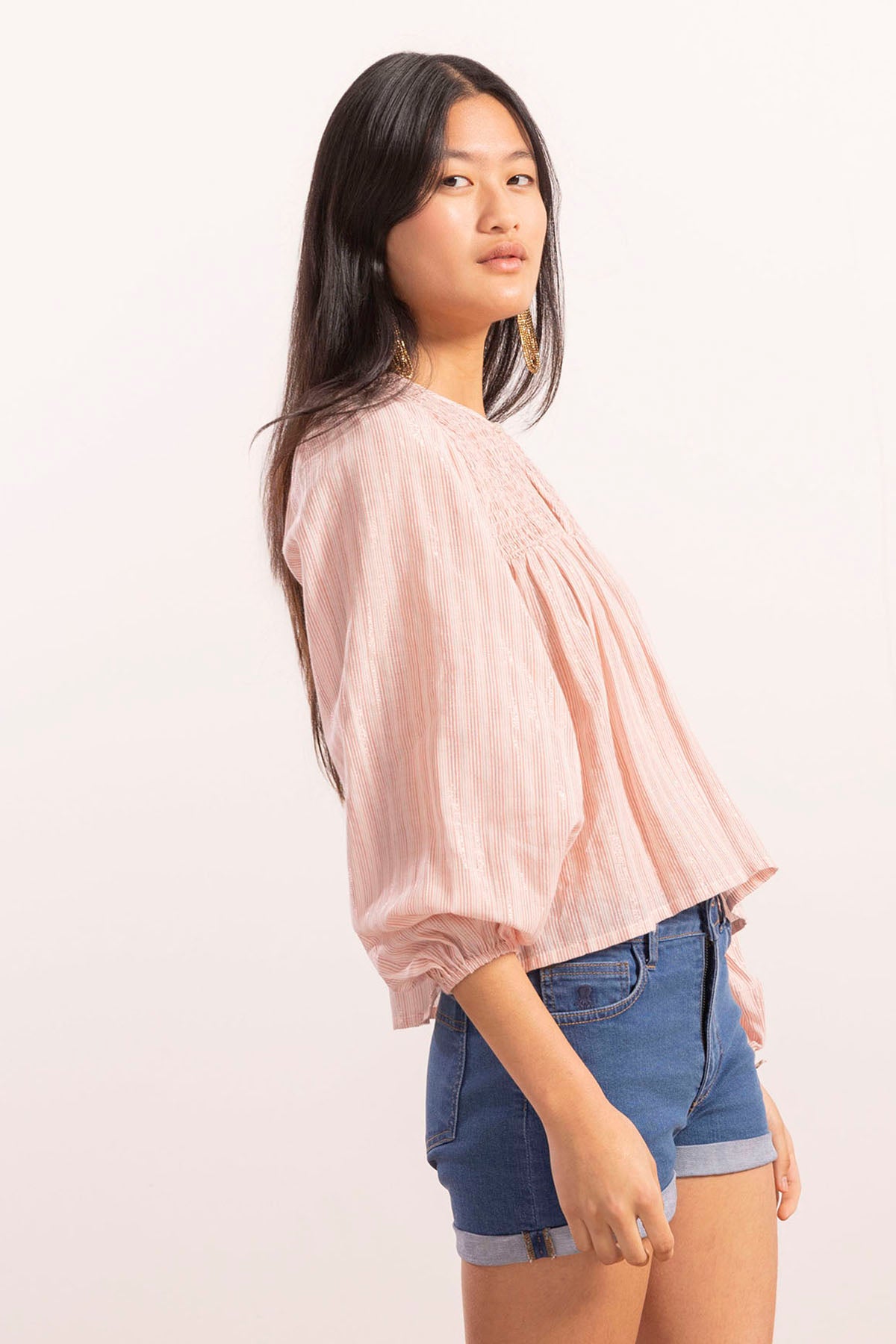 Blusa adolescente com decote em V, bainha elástica, mangas abalonadas e riscas rosa claro