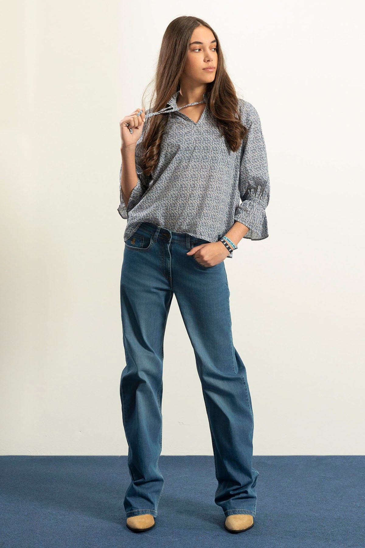 BLUSA ADOLESCENTE COM FLORES AZUL MARINHO