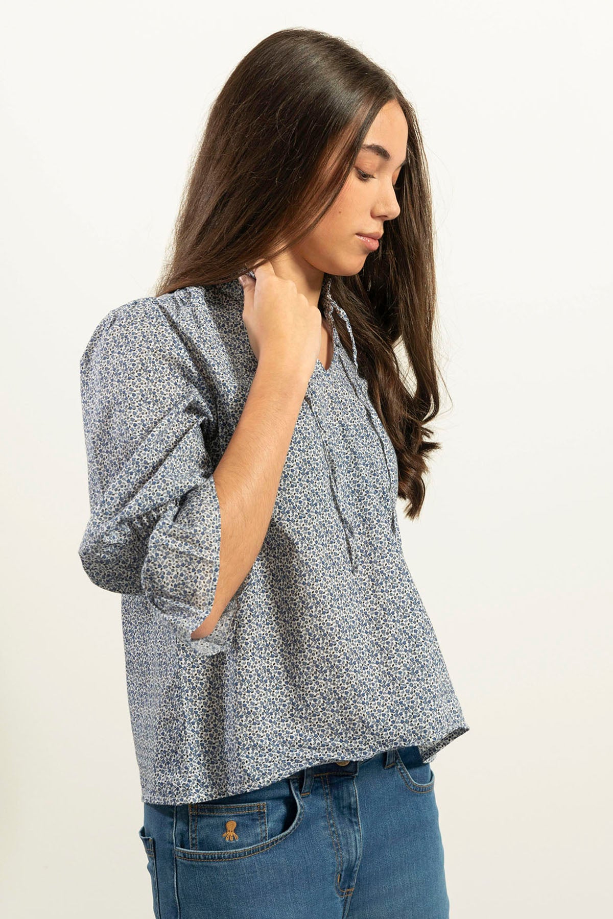 BLUSA ADOLESCENTE COM FLORES AZUL MARINHO