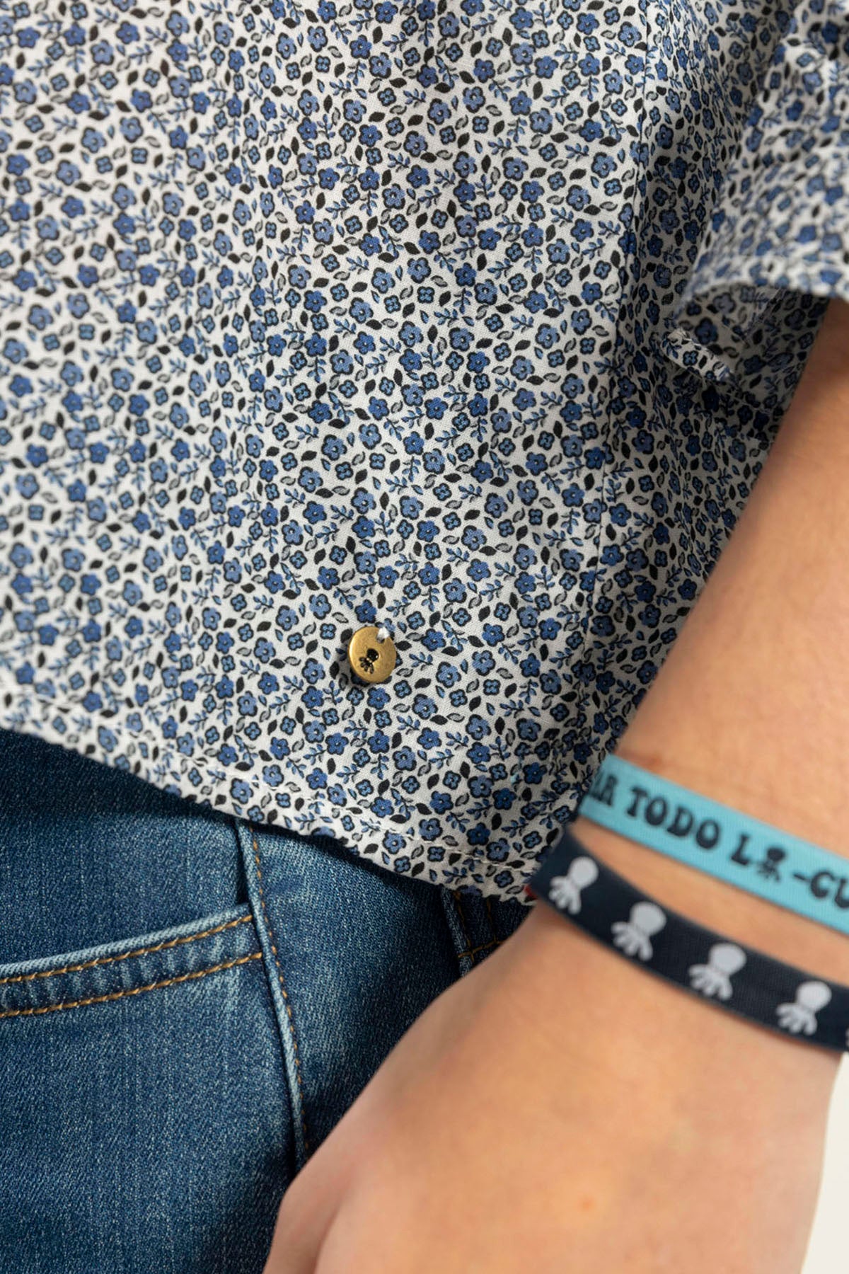 BLUSA ADOLESCENTE COM FLORES AZUL MARINHO